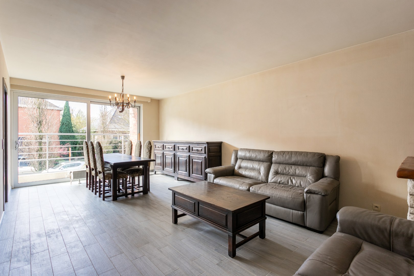 Gerenoveerd appartement met 2 slaapkamers, 2 terrassen en 2 garageboxen 