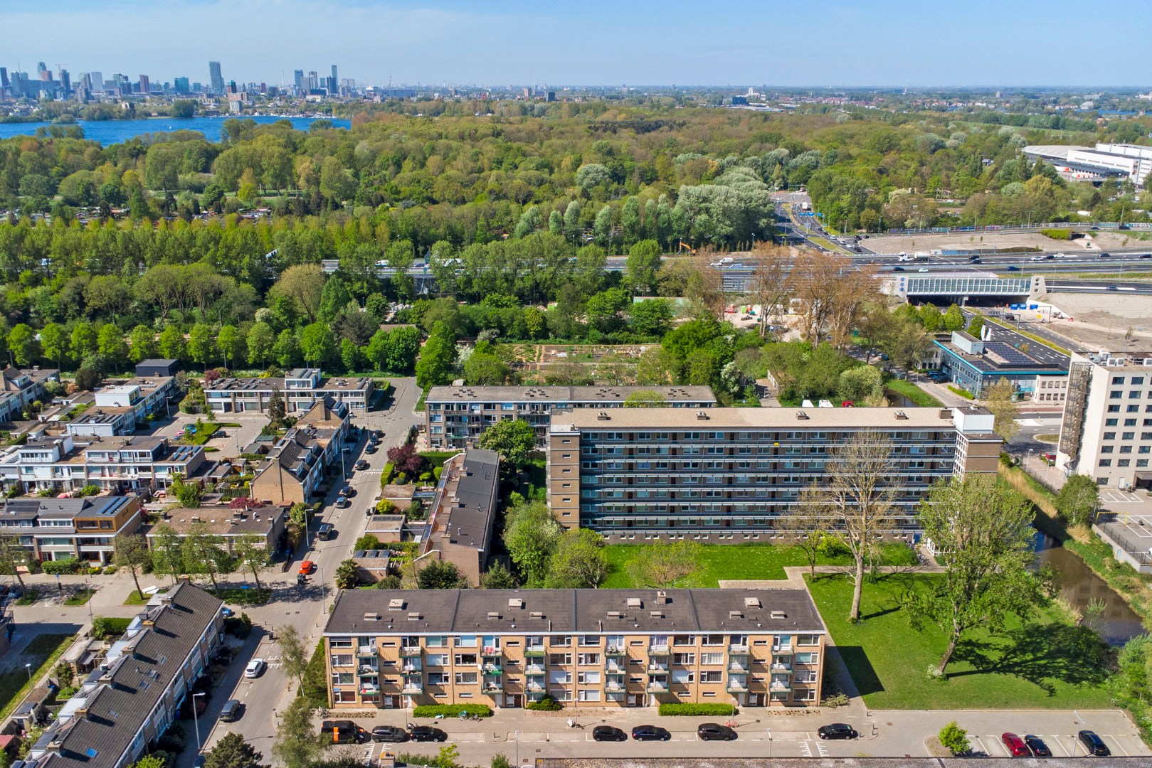 Instapklaar 3- (voorheen 4) kamer appartement op de 2e etage met moderne keuken met kookeiland, 2 balkons, 2 riante slaapkamers, moderne badkamer en gelegen op eigen grond! 