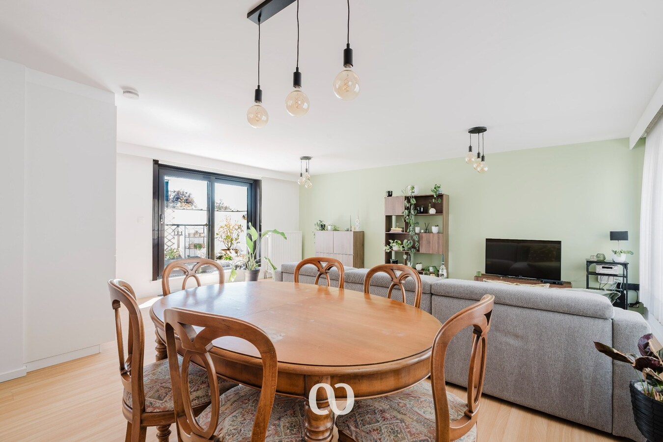 Instapklaar appartement met groot terras 