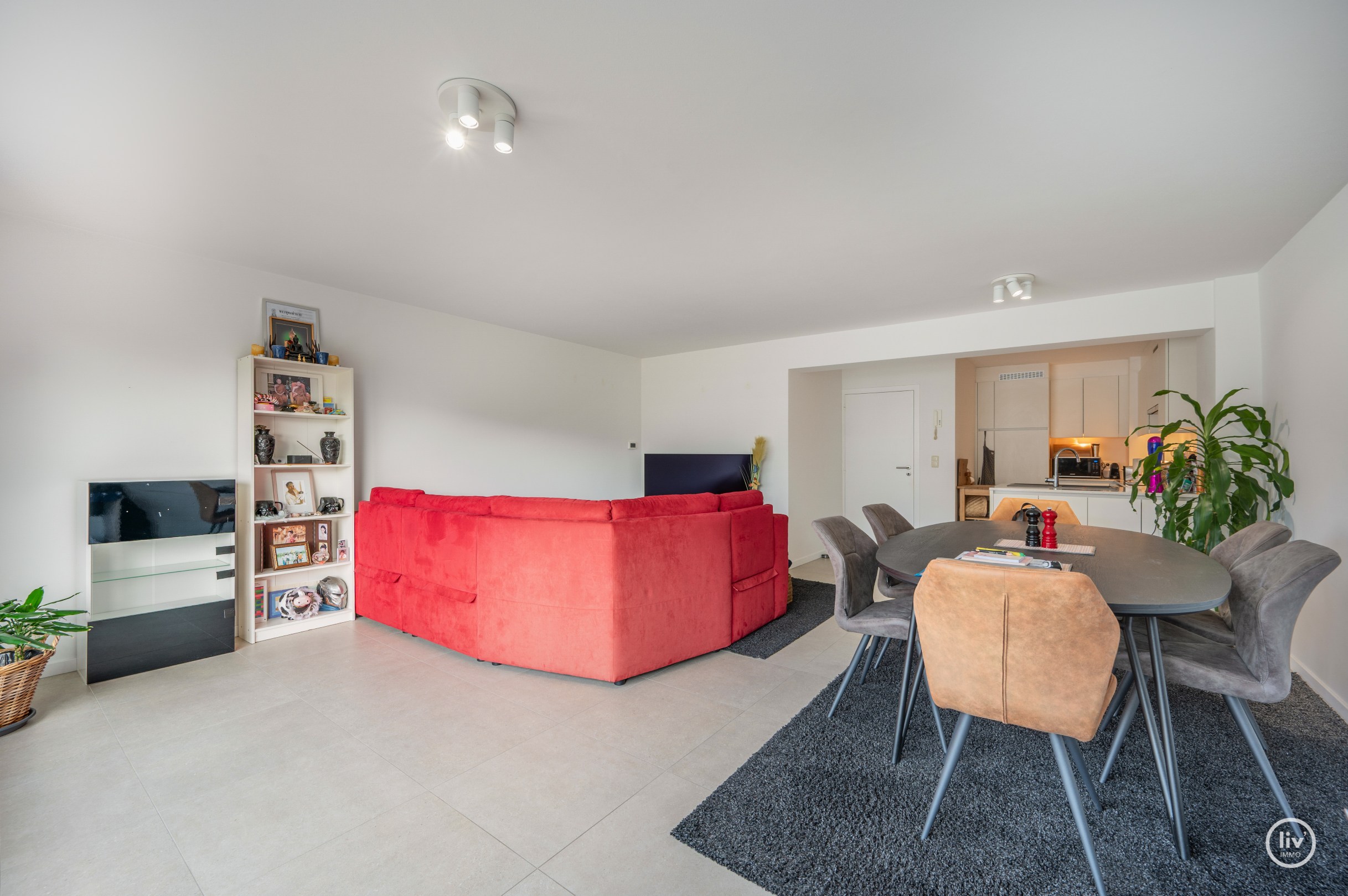 Uiterst lichtvol appartement met twee slaapkamers op het Alfred Verweeplein. 
