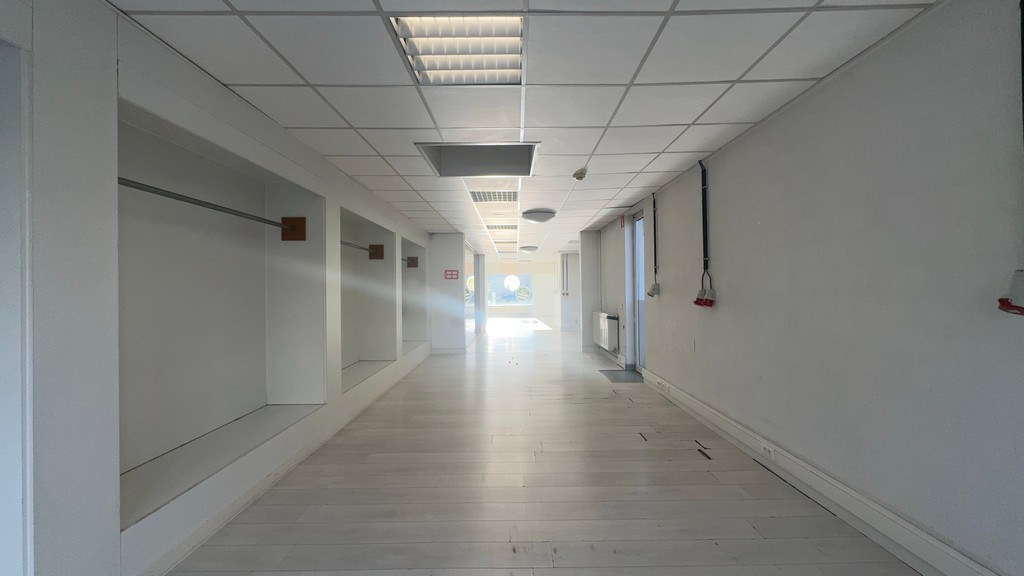 Commercieel gelegen handelspand te koop in Deinze (Astene)