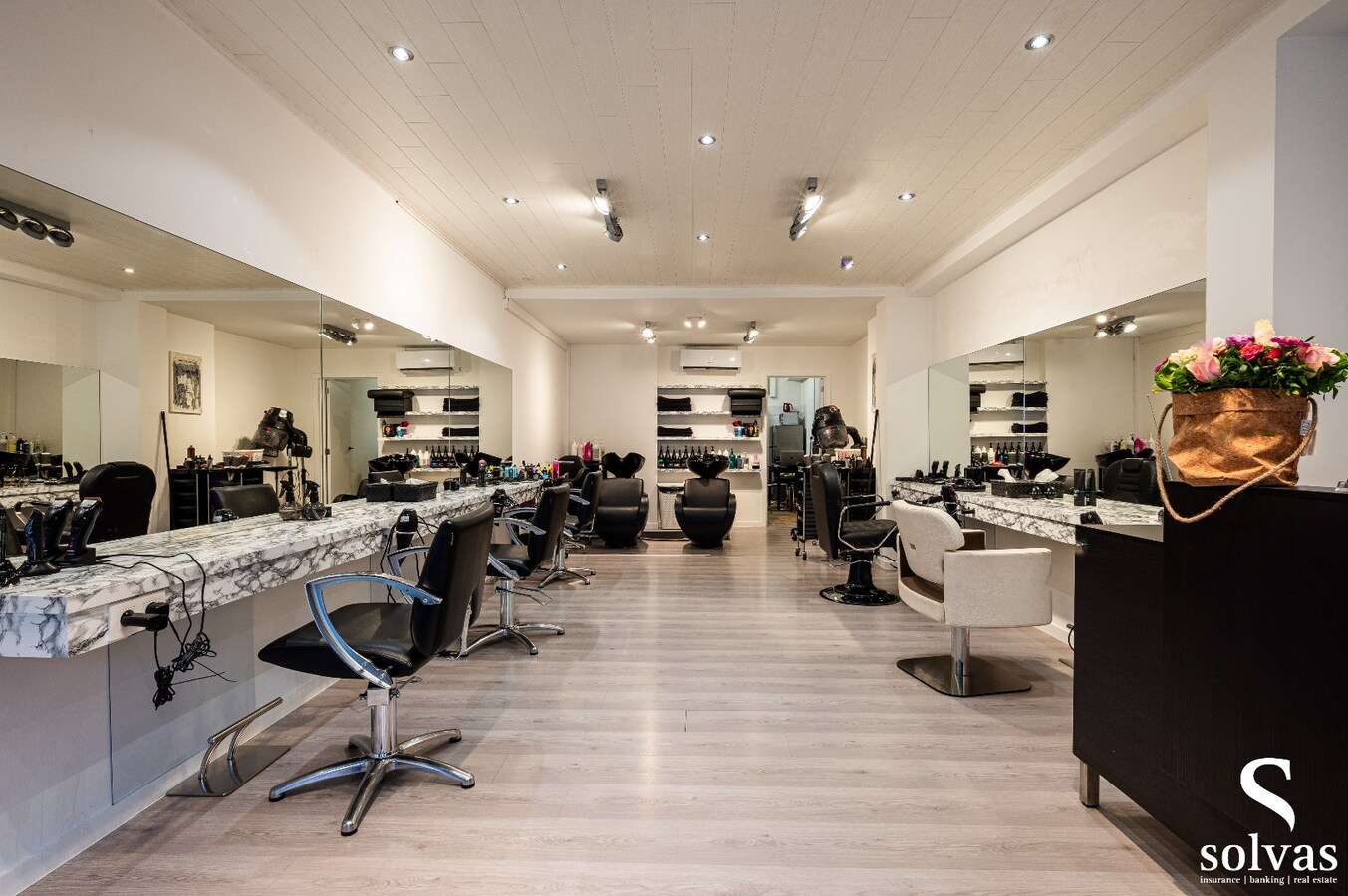 Gebouw met 4 appartementen en 2 handelspanden in centrum Maldegem 