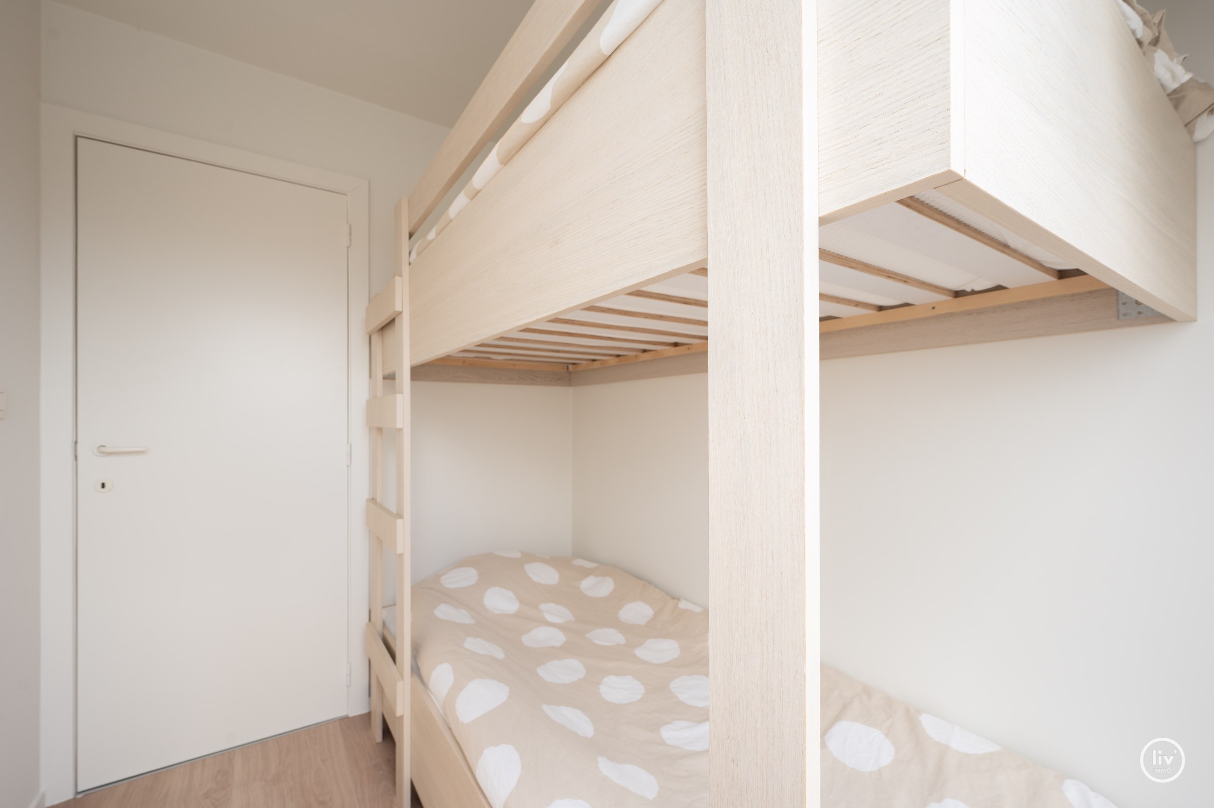 Appartement de 3 chambres élégamment rénové avec terrasse ensoleillée. 