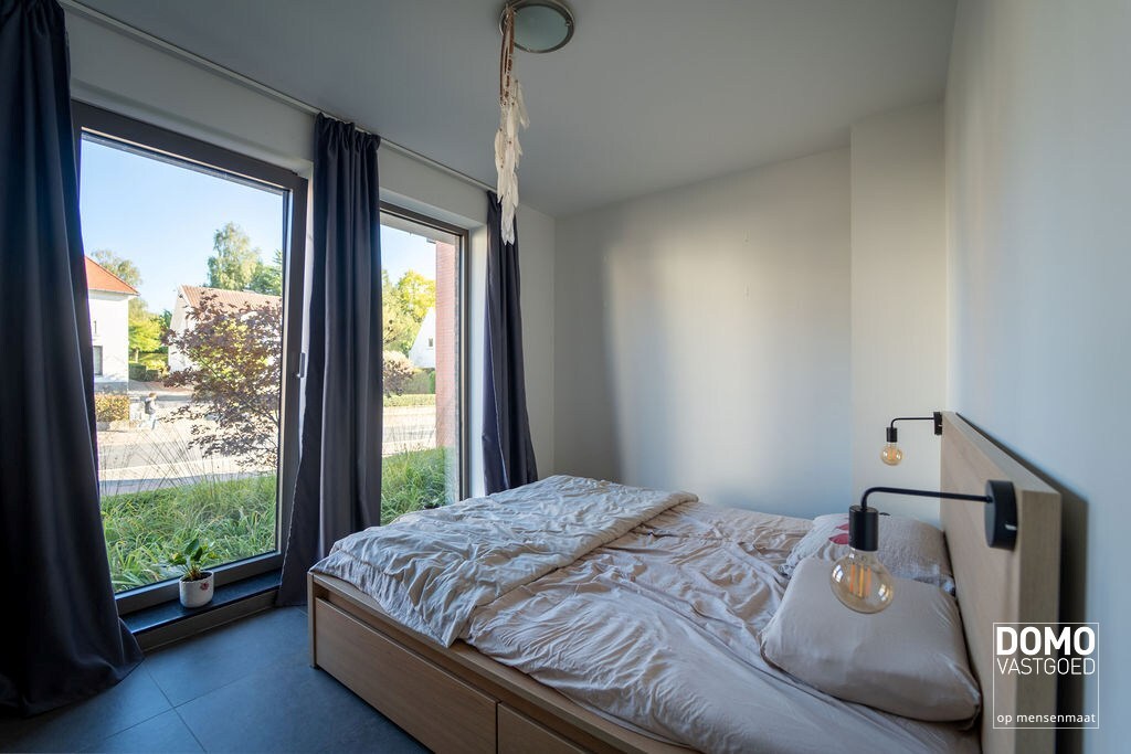 RUIM GELIJKVLOERS APPARTEMENT MET 2 SLAAPKAMERS, TERRAS EN PARKEERGELEGENHEID TE HASSELT (SINT-LAMBRECHTS-HERK) 