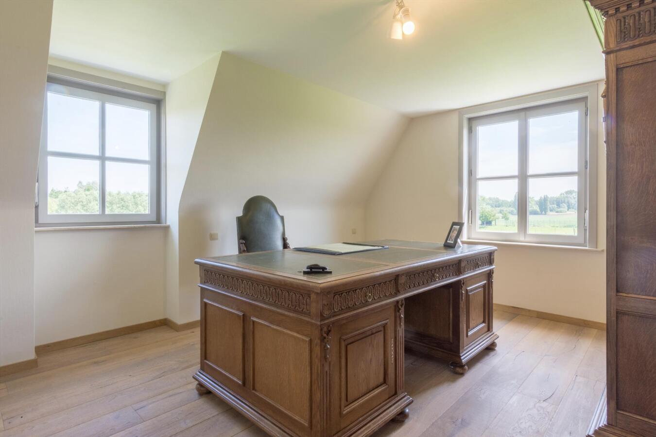 Exclusief landhuis met bijbouw op uniek natuurdomein 
