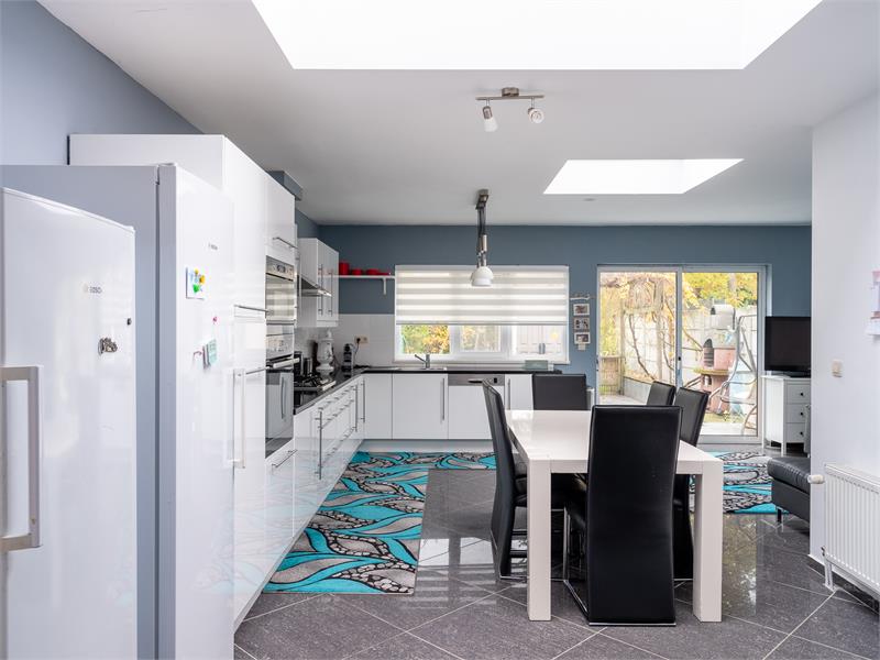 VERKOCHT!! Ruime en instapklare gezinswoning! 