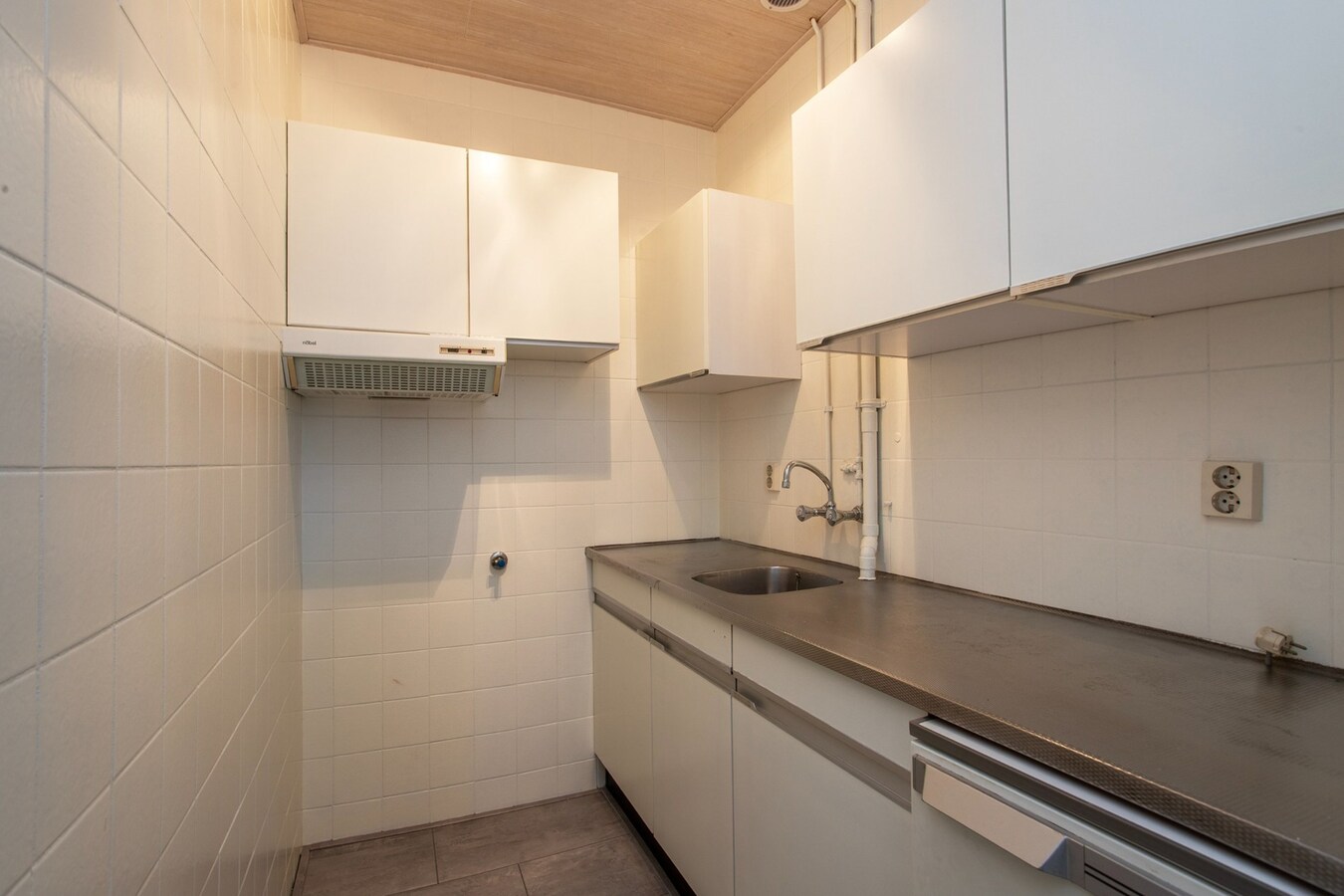 Vrijstaande, goed onderhouden woning met inpandige garage en multifunctionele ruimte, gelegen op een perceel van 312 m2. 