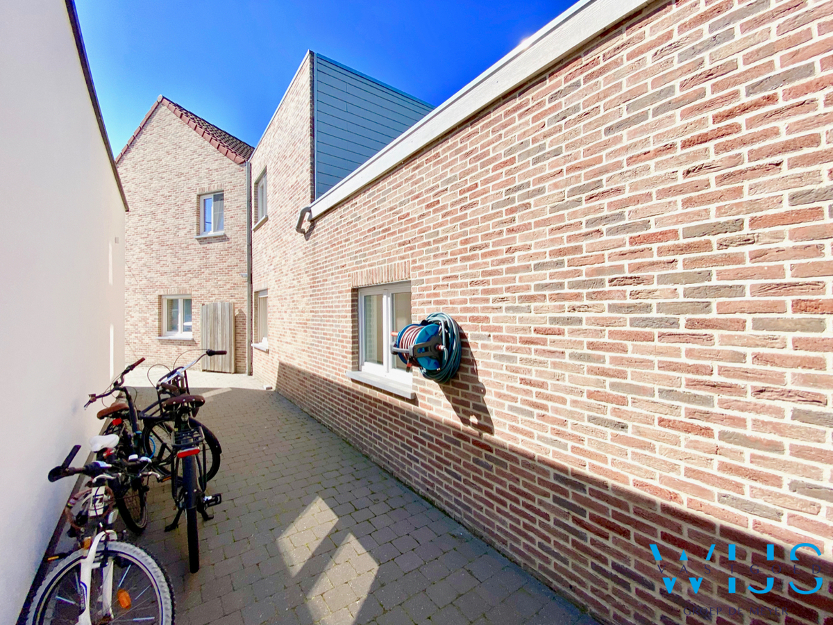 Tof woonhuis op een ideale locatie in OOSTEEKLO ! 