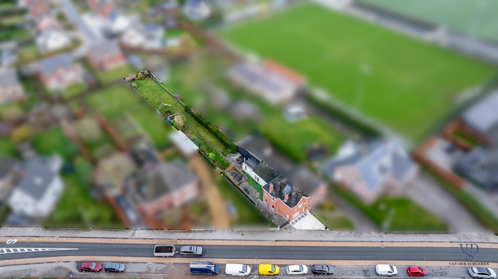 Ruime, deels gerenoveerde Half Open Bebouwing 