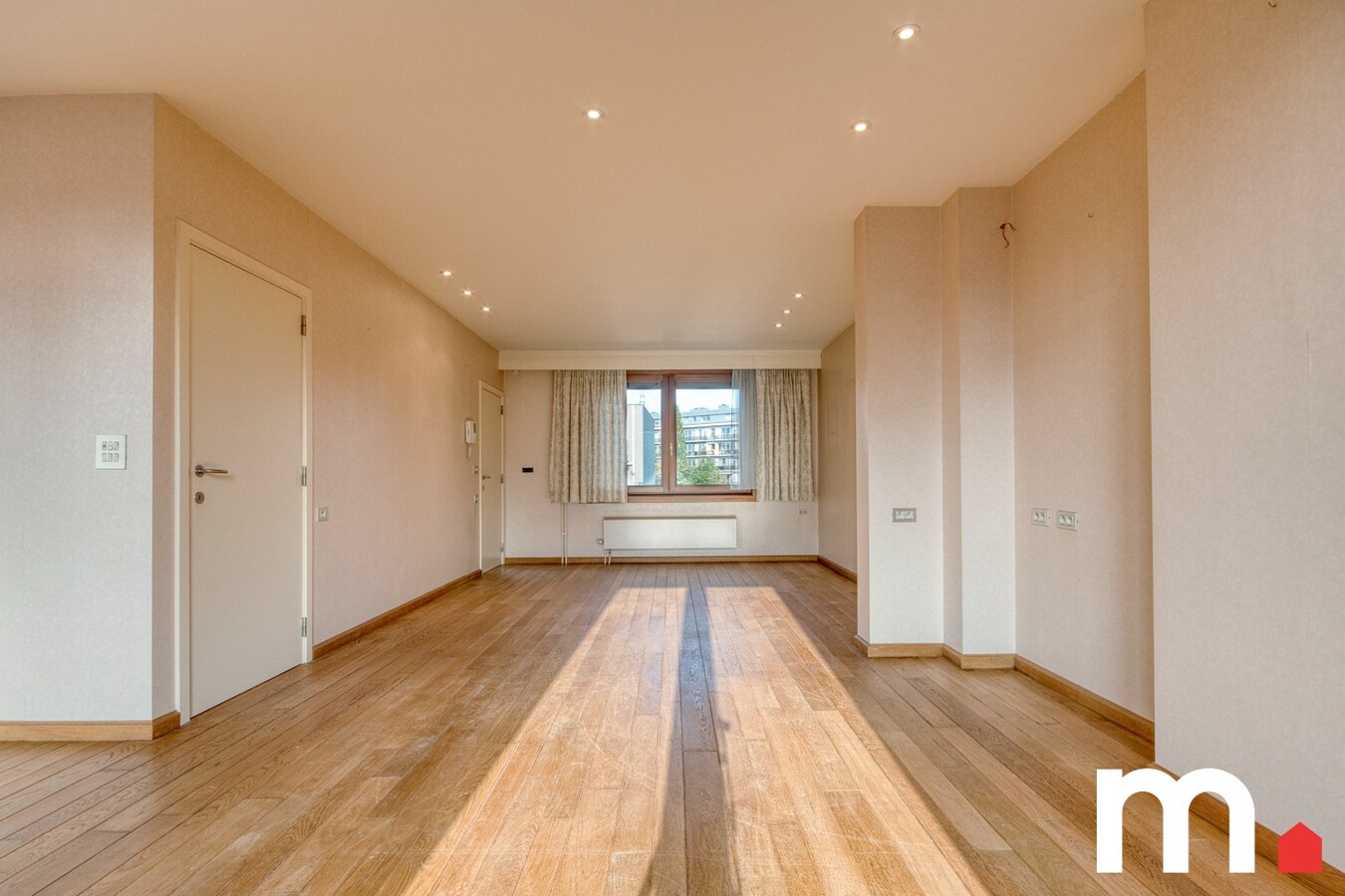 Centrum gelegen gezinswoning met praktijkmogelijkheid te Gullegem ! 