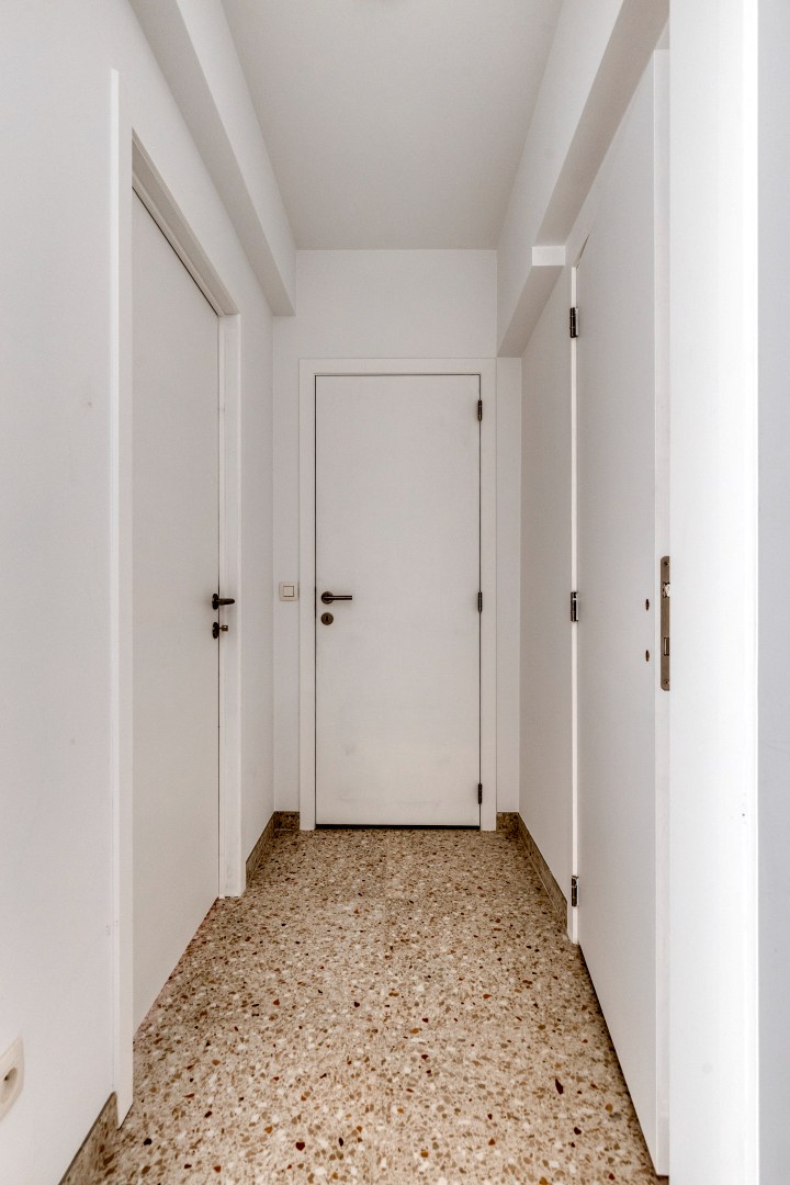 Volledig gerenoveerd en bemeubelde appartement met slaapkamer en bureau en terras in centrum Leuven! 