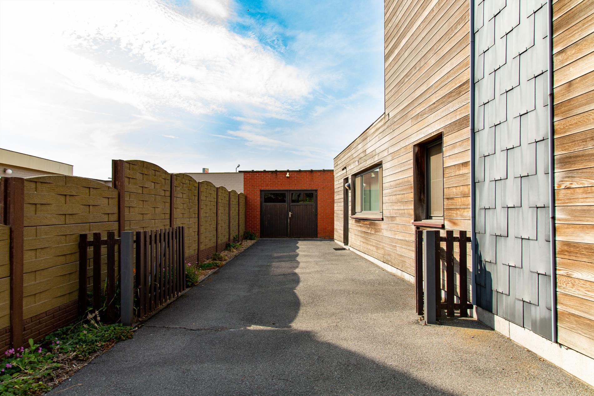 Halfopen bebouwing met 5 slpks te Eeklo 