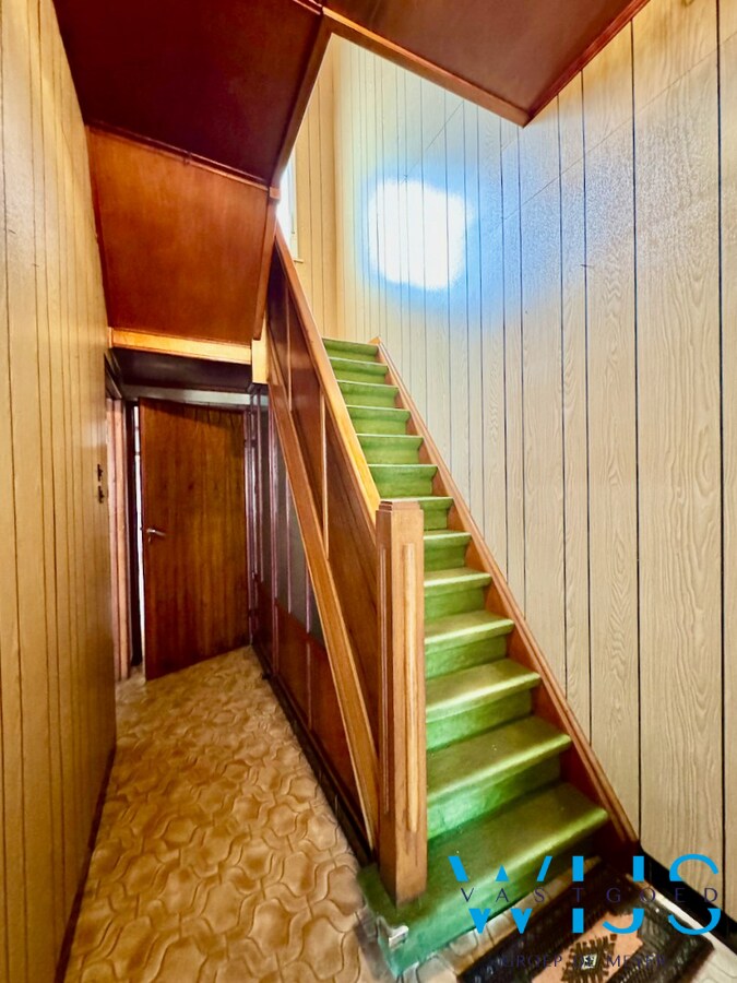 Op te frissen woning met tuin &amp; 2 garages te Rieme ! 