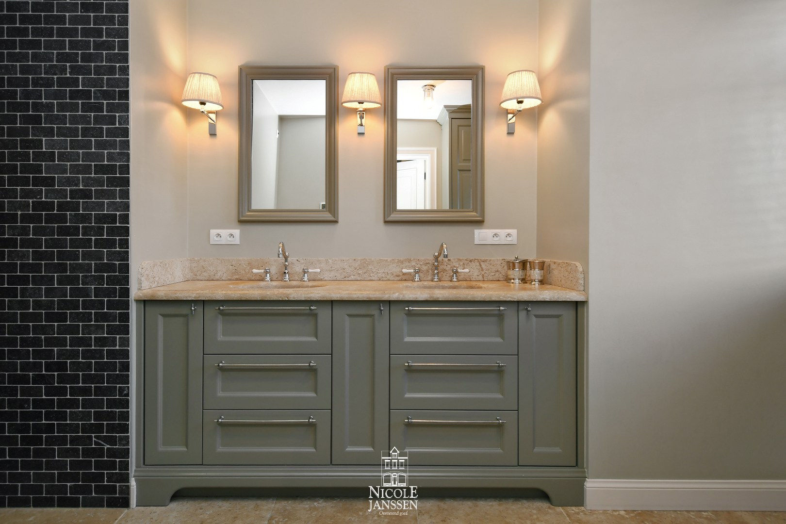 Badkamer met inloopdouche en dubbele lavabo 