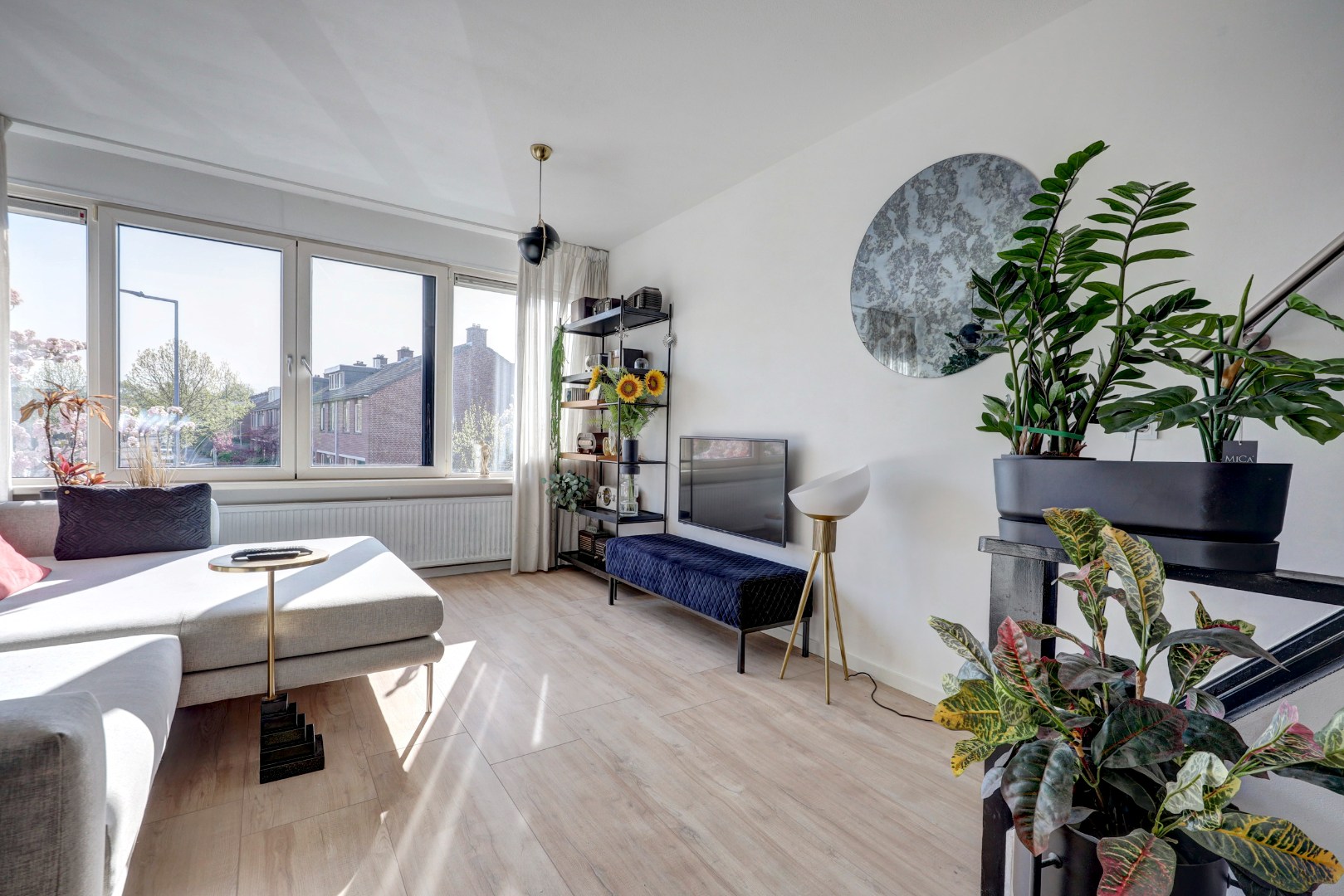 Woon-aanbieding 2 voor de prijs van één! Verrassend ruime 5-kamer woning, zonnige achtertuin, 2 keukens, 2 badkamers, parkeergelegenheid voor de deur.. 