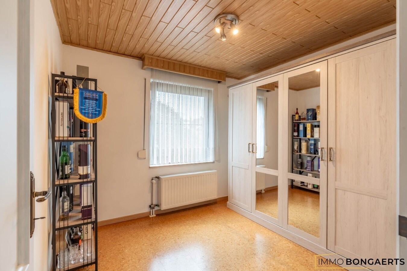 Ruim appartement met 3 slaapkamers en garage. 