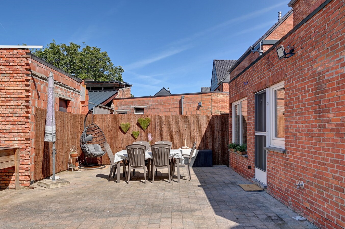 Grondig gerenoveerde woning met tuin, terras en 3 slaapkamers in Nieuwerkerken. 