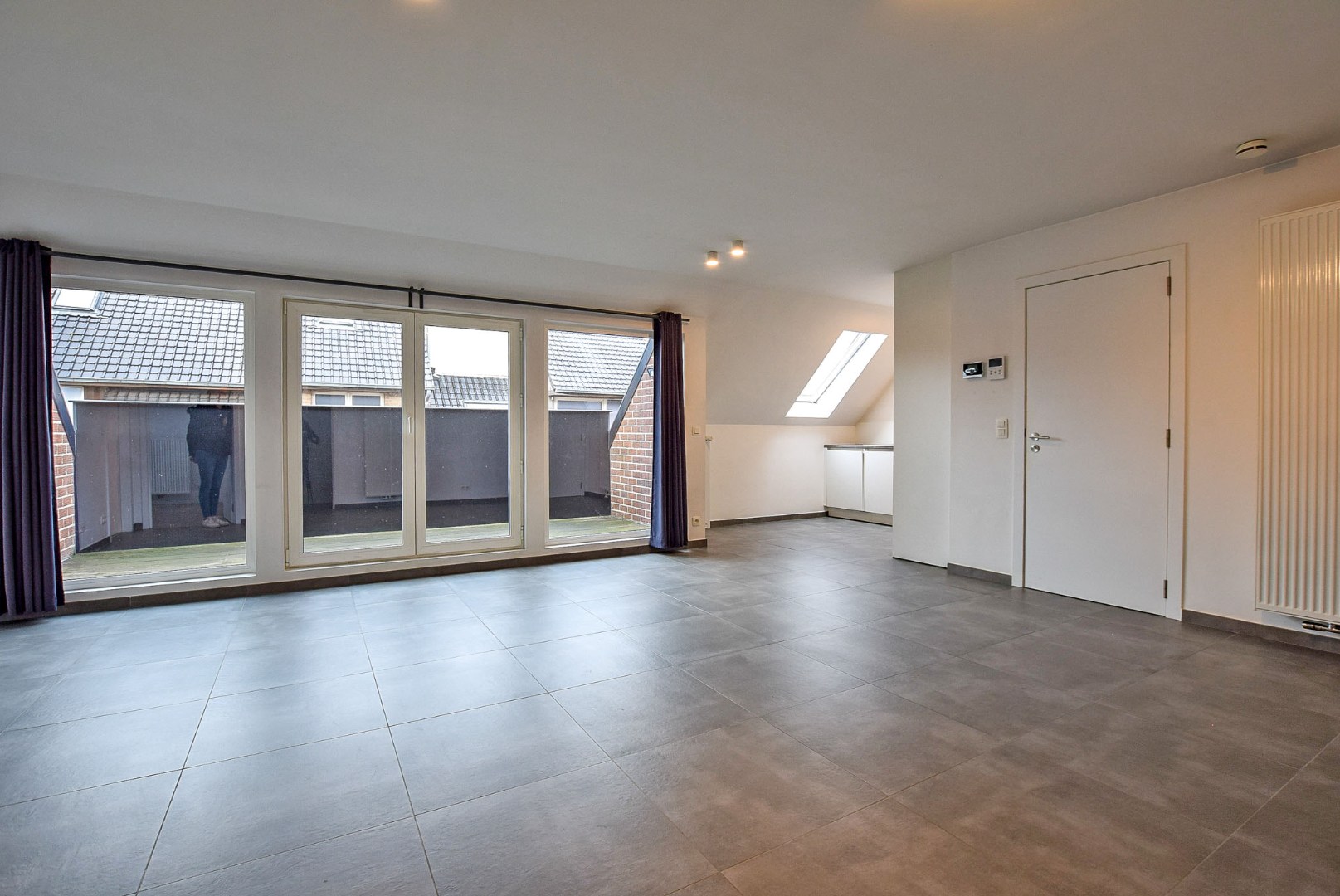 Gerenoveerd 3-slaapkamerappartement te huur in kleinschalig gebouw te Bredene. 