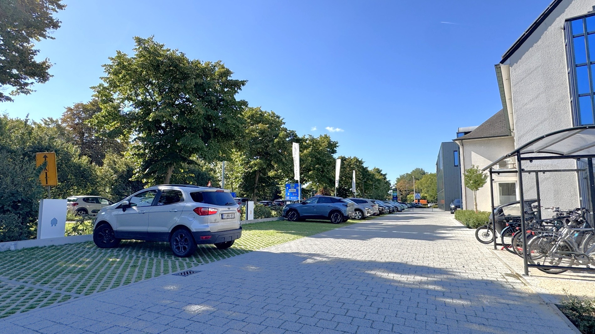 Standalone kantoorgebouw te huur nabij E40 in Drongen
