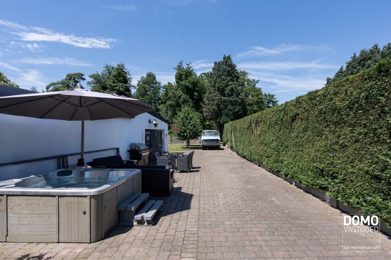 UNIEKE EIGENDOM MET WONING, 2 APPARTEMENTEN EN MAGAZIJNEN OP 13A88CA 