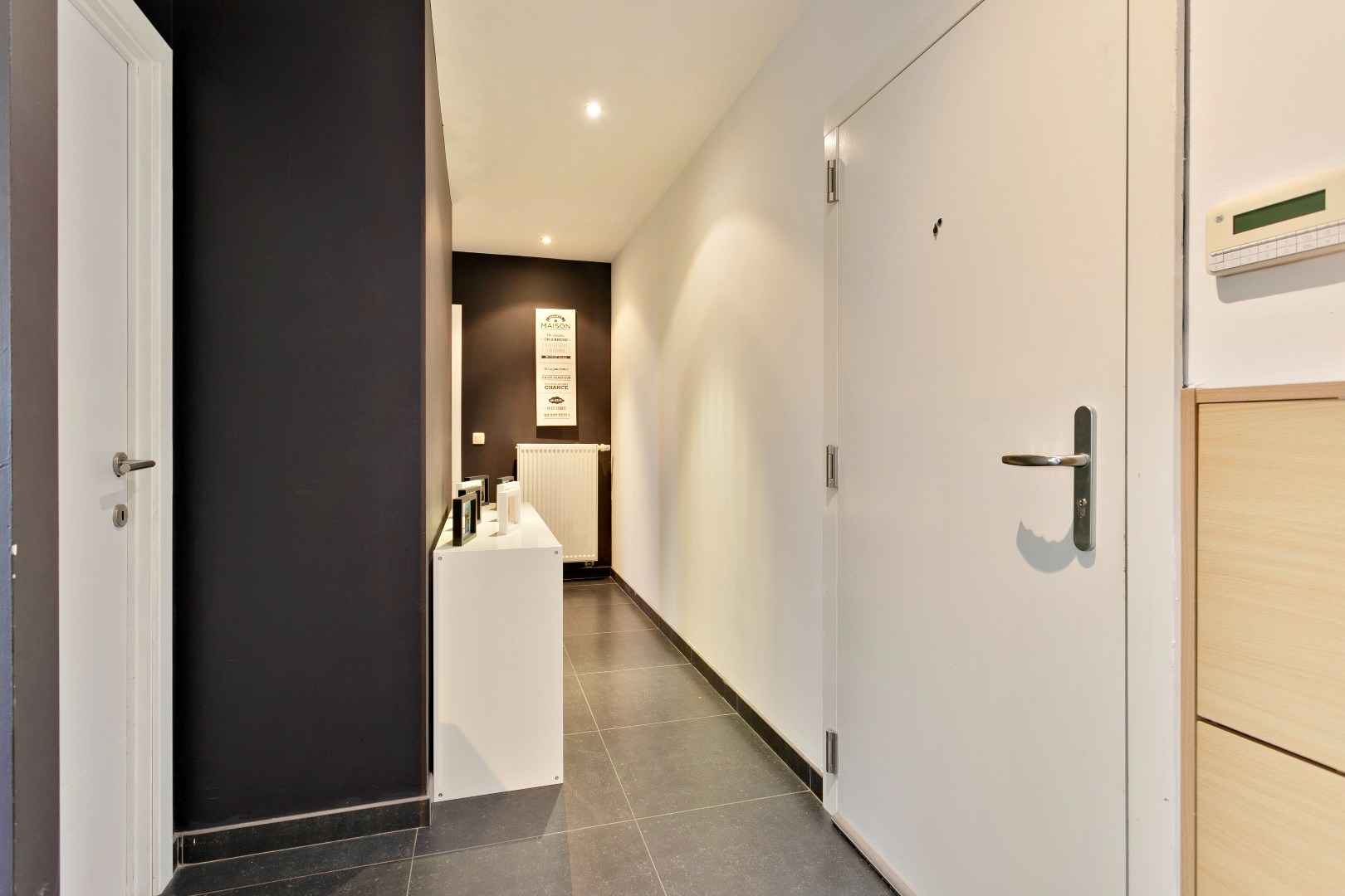Recent lichtrijk 2slpk-appartement met terras, garagebox en kelder 