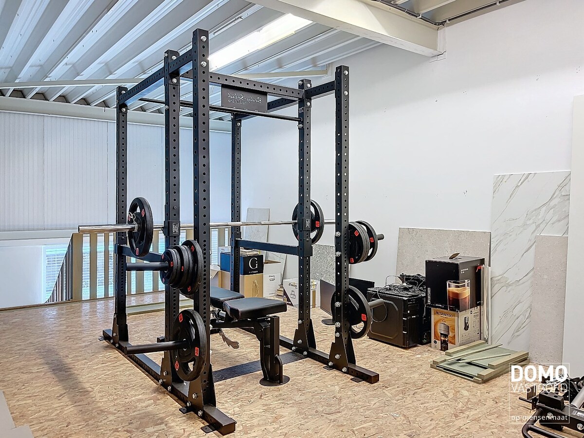 CENTRAAL GELEGEN LOODS TE BERBROEK MET OPSLAG- EN KANTOORRUIMTE 