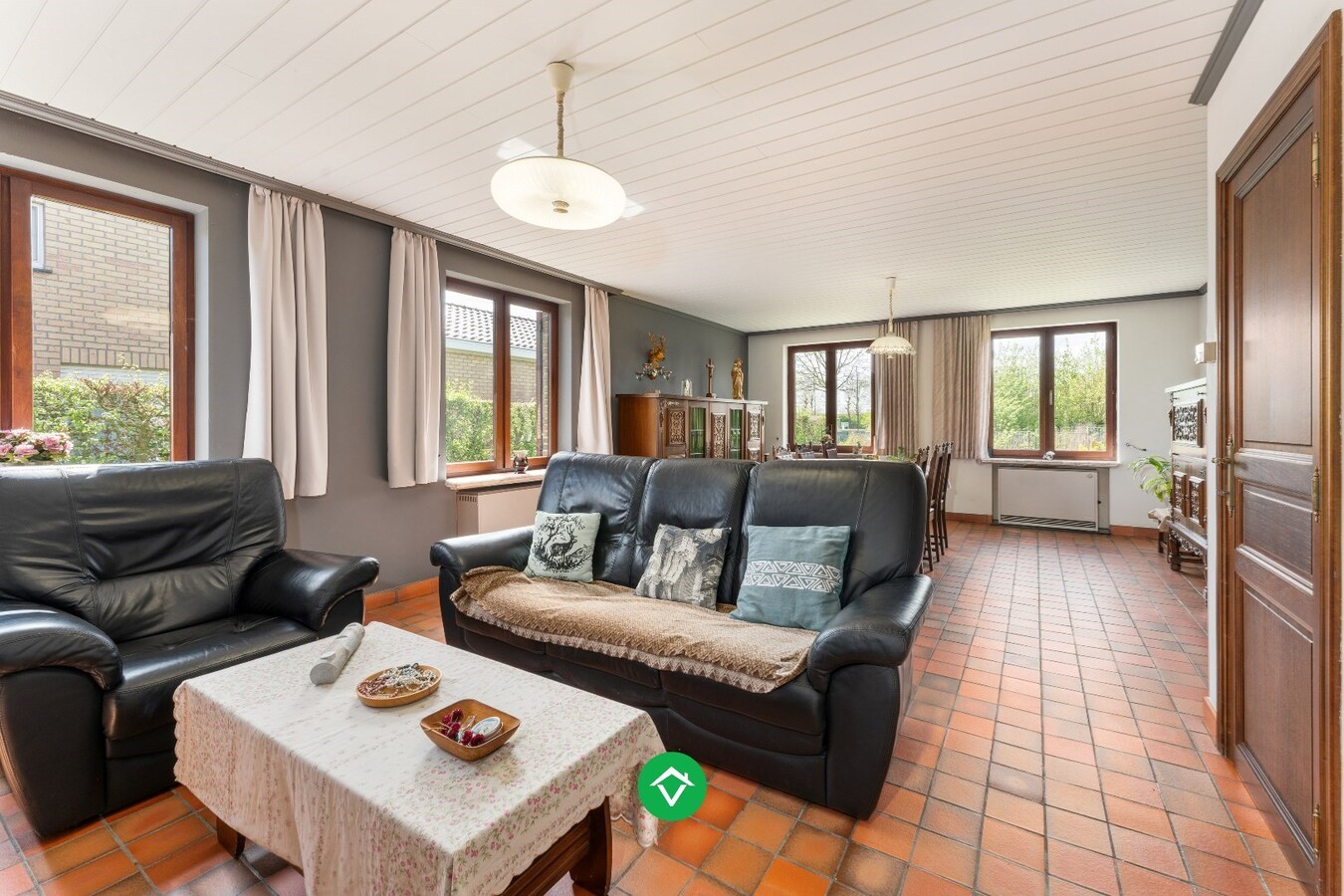 Alleenstaande woning met drie slaapkamers en dubbele garage in centrum Koekelare 