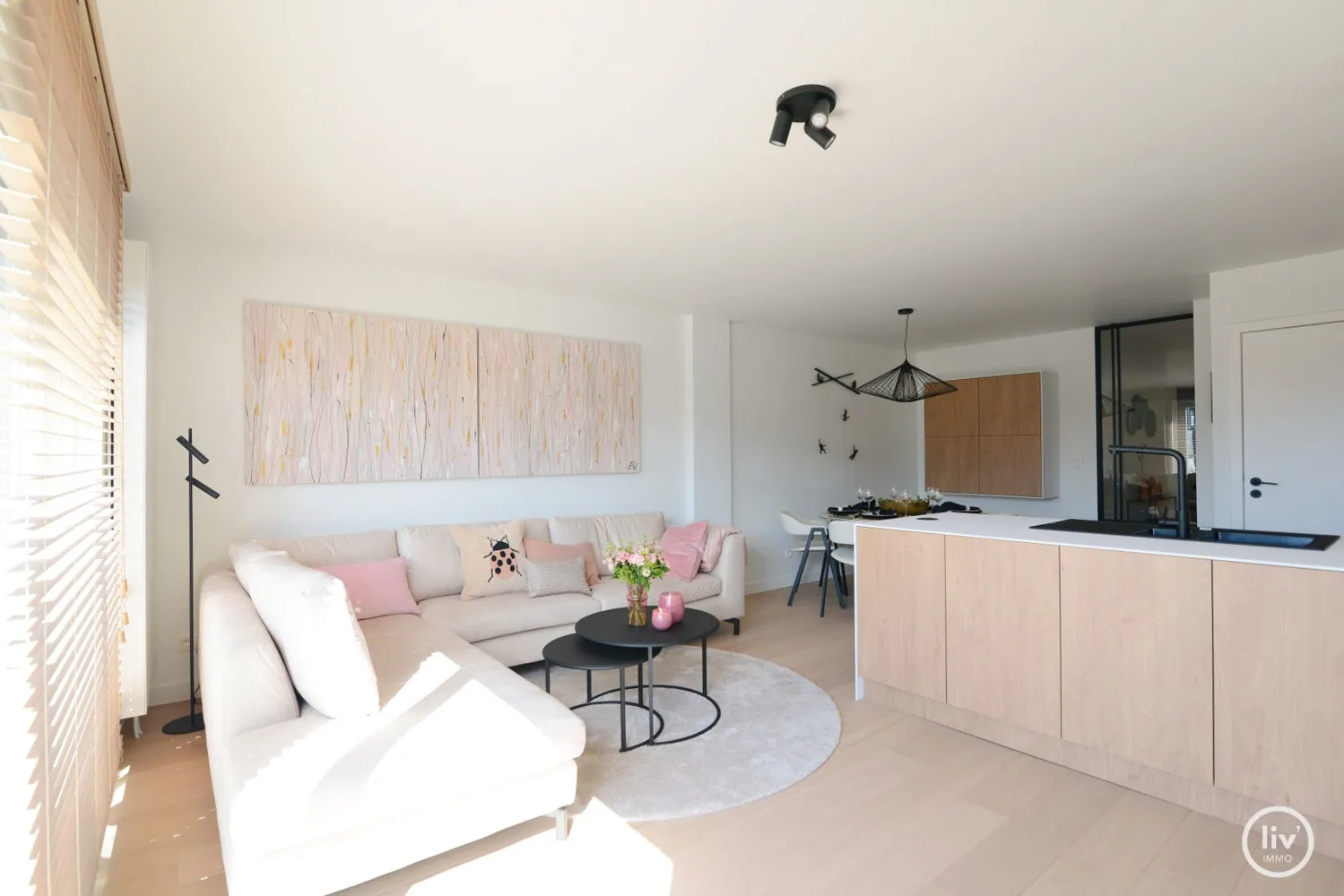 Hoogstaand volledig gerenoveerd en tevens gemeubeld appartement met een zonneterras (zuidgericht) gelegen op wandelafstand van de zeedijk. 