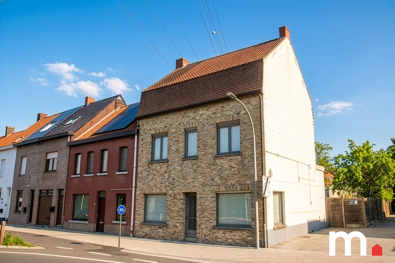 Centraal gelegen woning met privé parkeerplaats te koop in Heule ! 