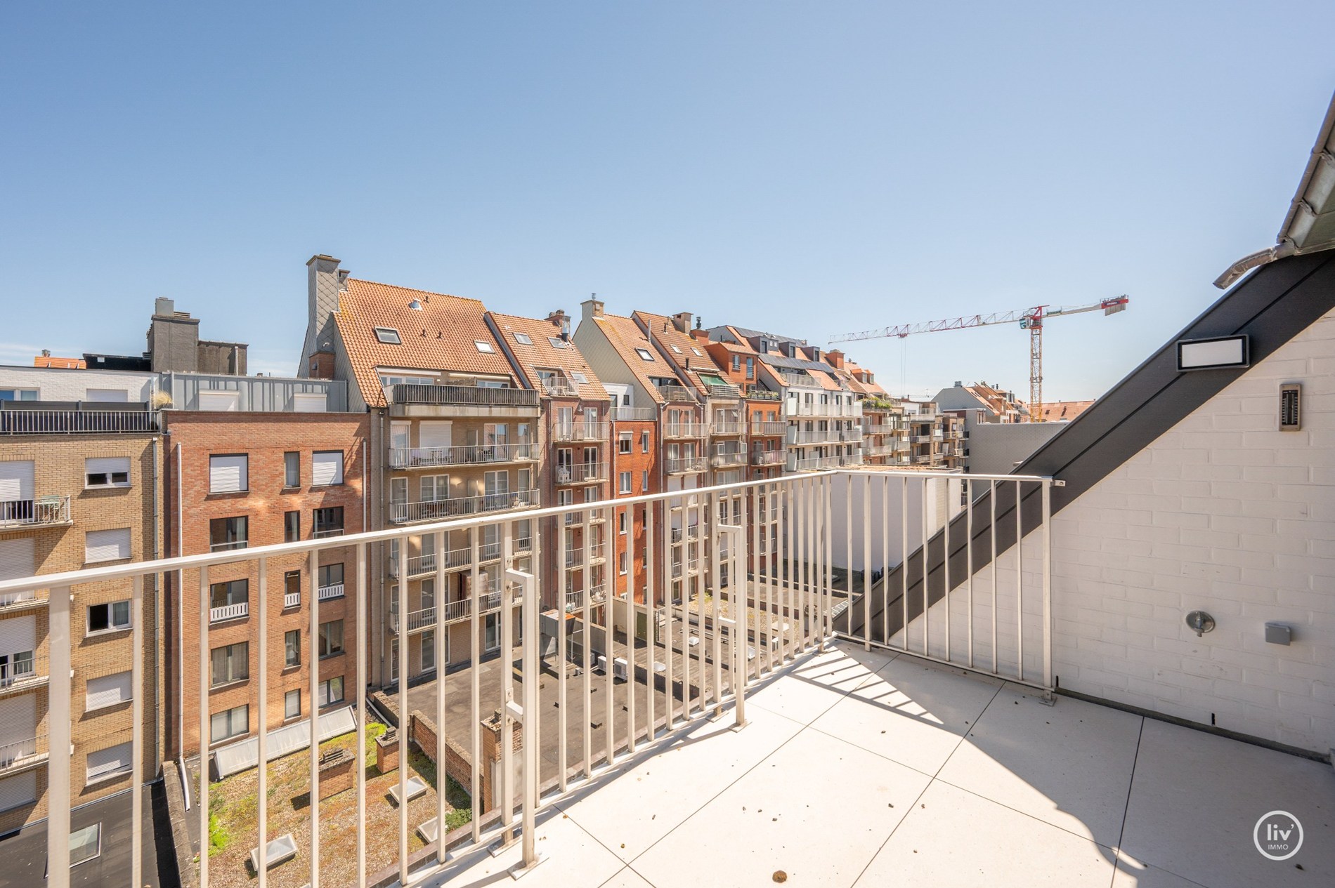 Prachtige ruime duplex (216 m2) top gerenoveerd gelegen op de Leopoldlaan te Knokke. 