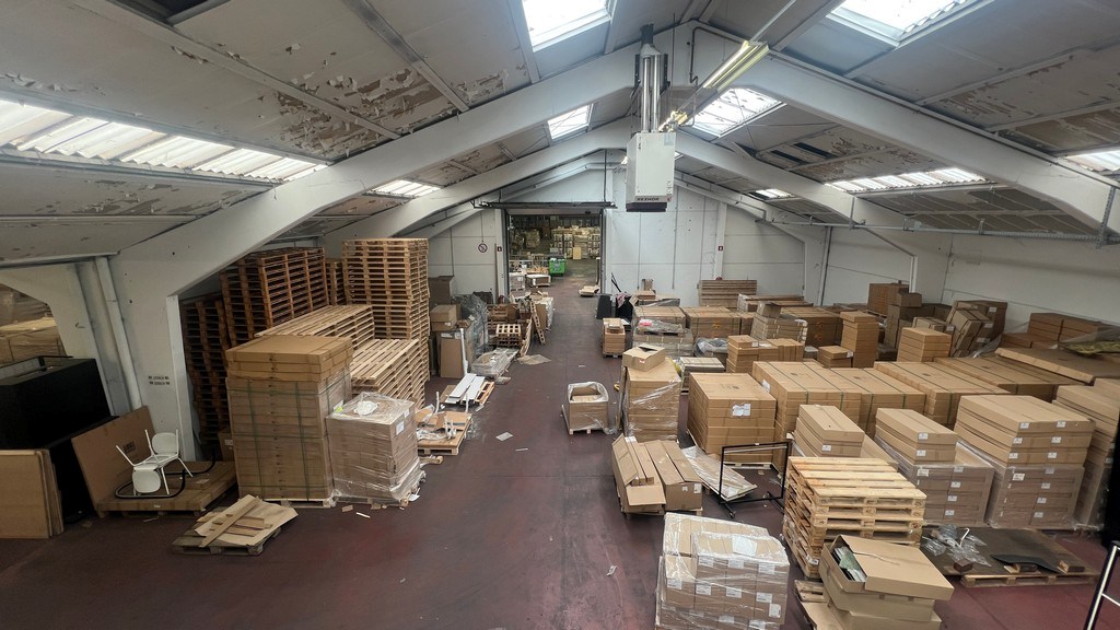 Bedrijfsgebouw met laadkades en kantoren te koop in Ronse