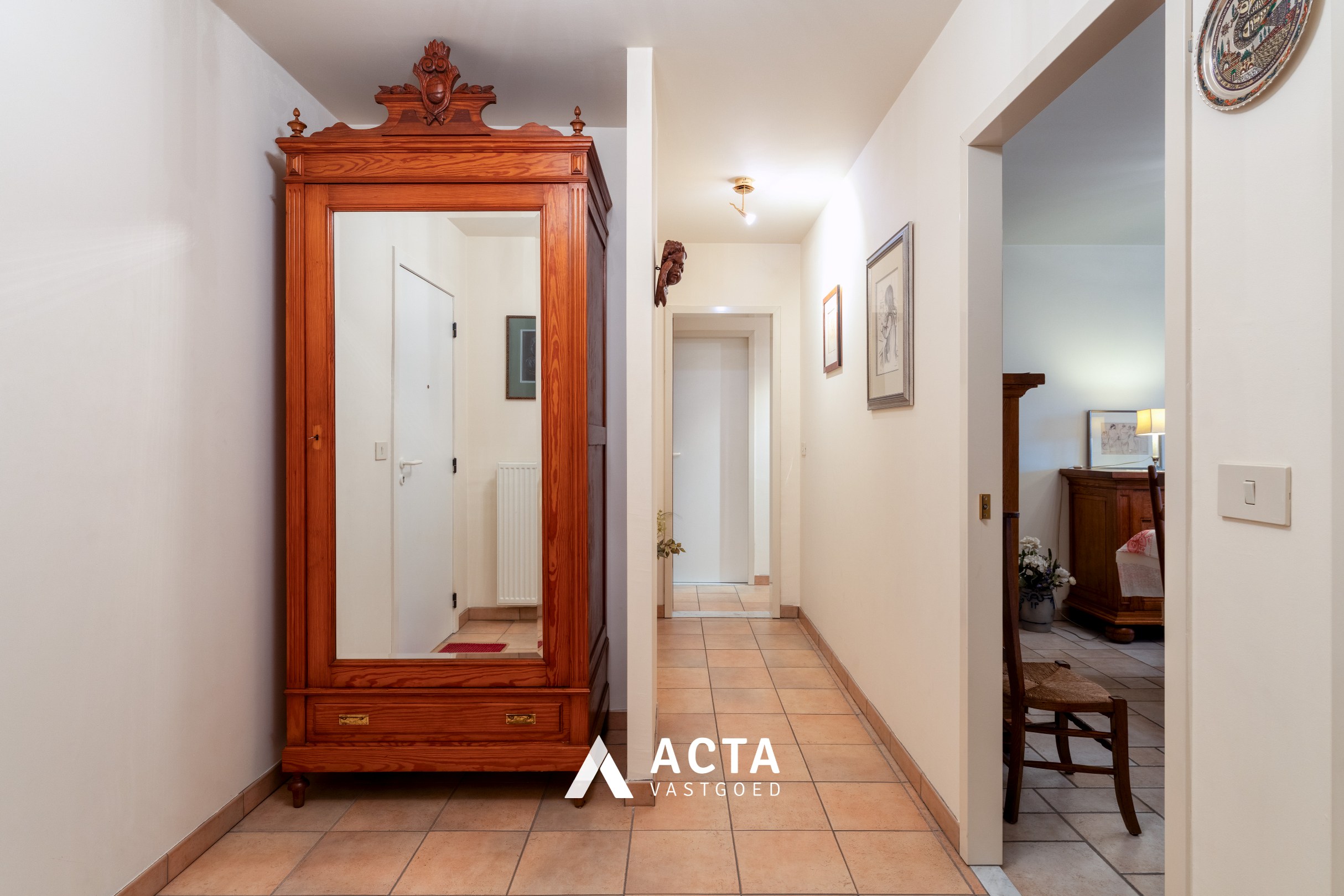 Ruim hoekappartement met twee slaapkamers in Mariakerke 