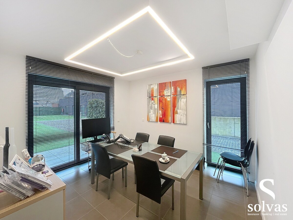 Commercieel kantoor op toplocatie in Aalter met 5 bureau ruimtes 