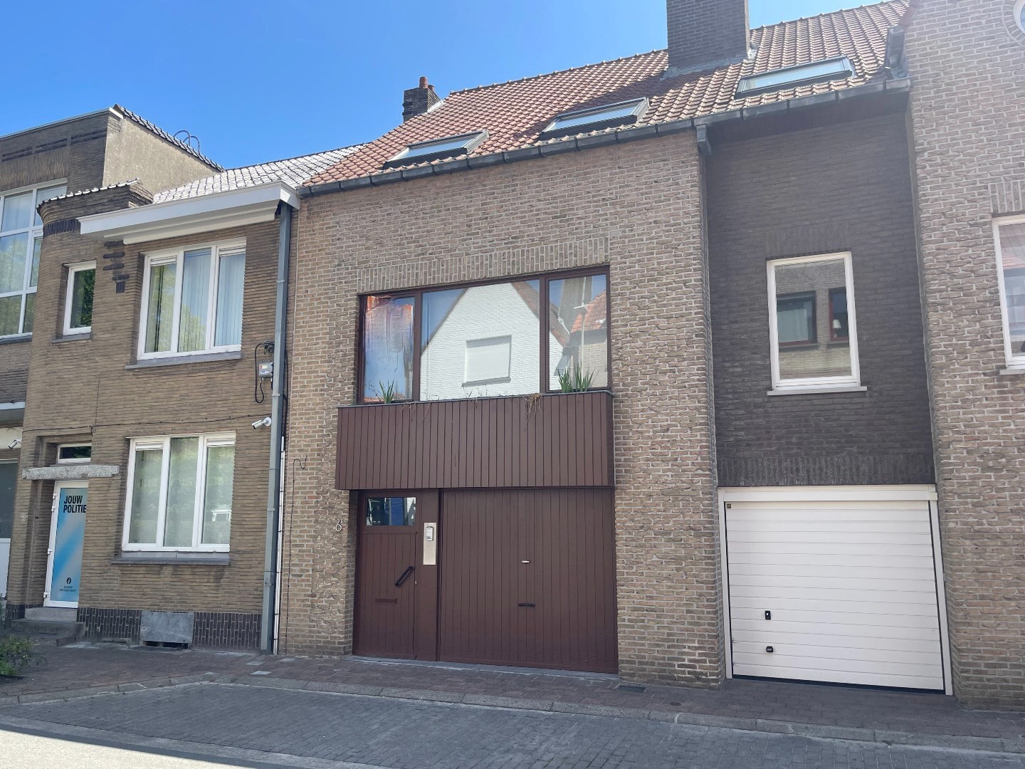 Maison de ville située au centre de la vieille ville de Knokke, à proximité des supermarchés, de l'école, du complexe sportif et à quelques mètres de l'avenue Lippens et des transports en commun. 