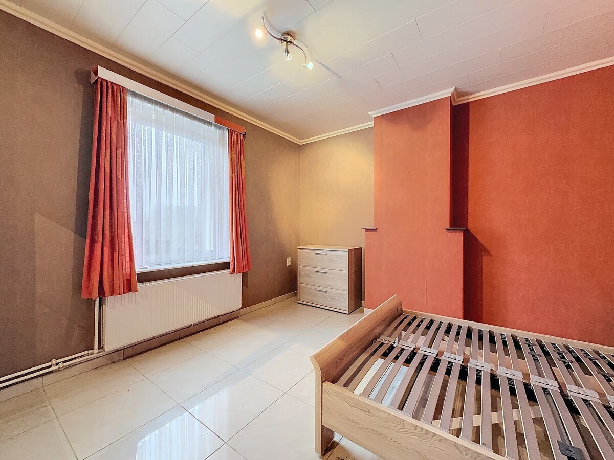 Statige woning met garage en ruime tuin te centrum Zottegem 