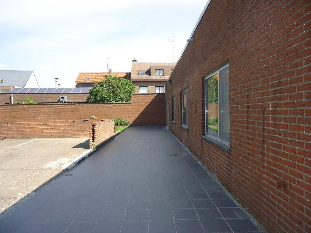 Handelsgelijkvloers met 2 winkels, kantoren, parking 