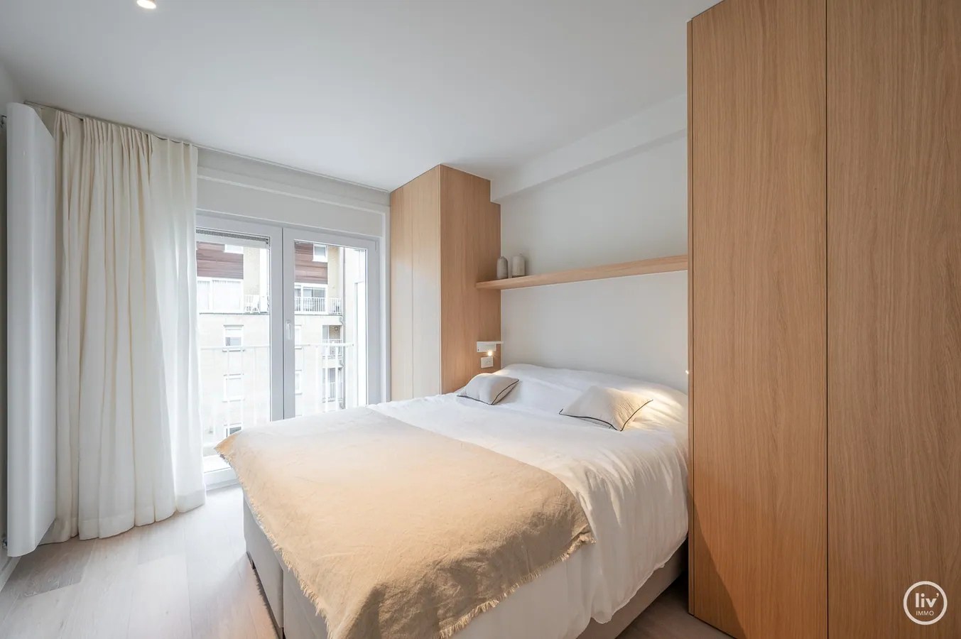 Appartement de 3 chambres entièrement rénové situé du côté ensoleillé de l'avenue Parmentier, à distance de marche de la digue. Garage possible dans le bâtiment. 