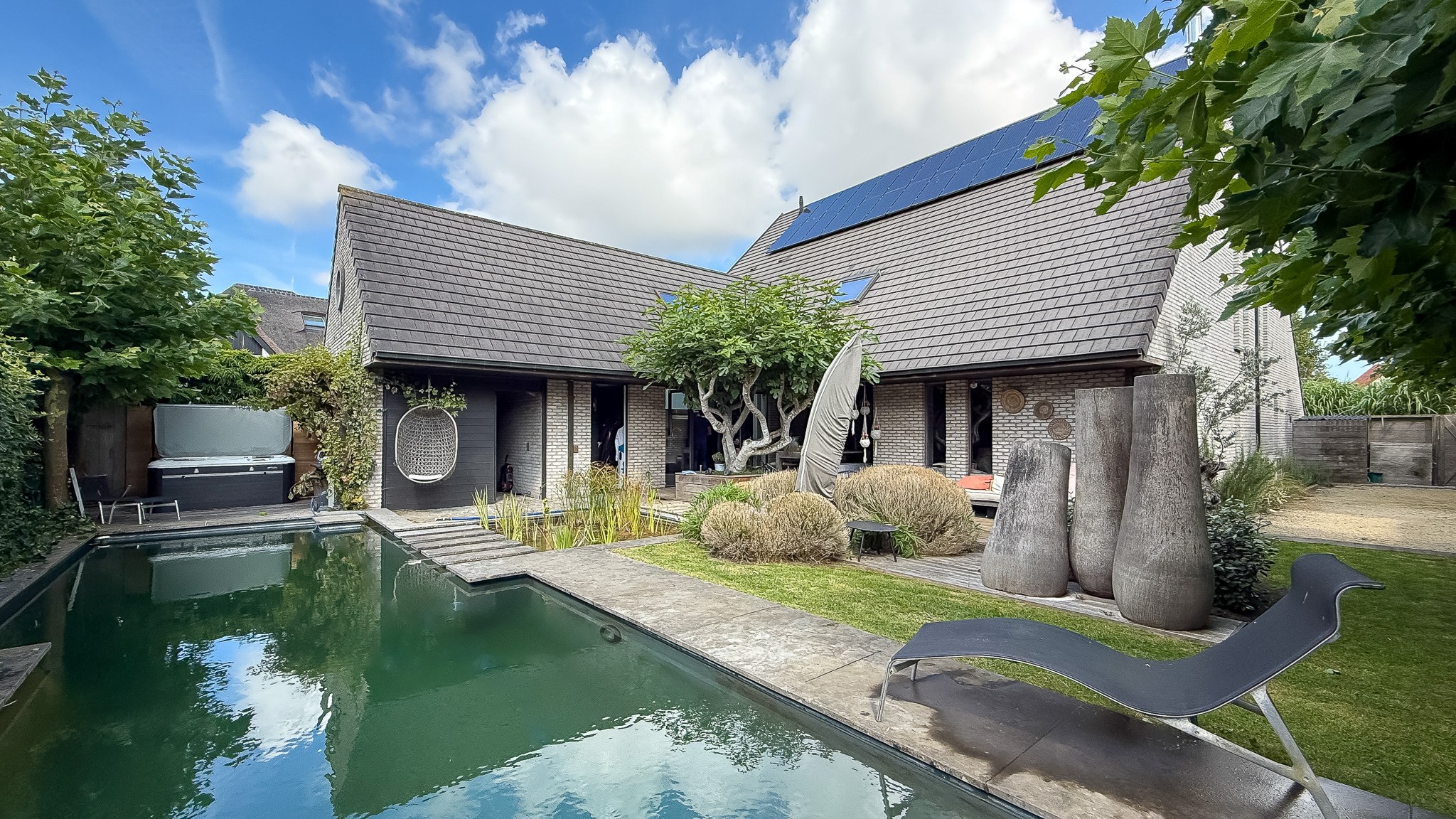 Architecturale villa - perfect voor een vrij beroeper - gelegen in een residentiele wijk 