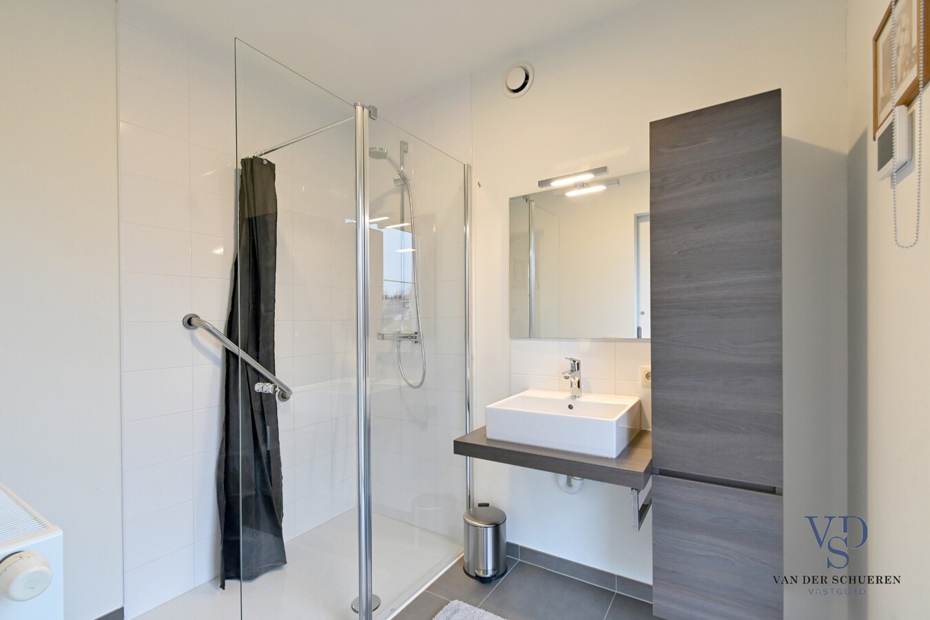 Ruime (!!) en recente assistentie-flat incl. overdekte staanplaats. 