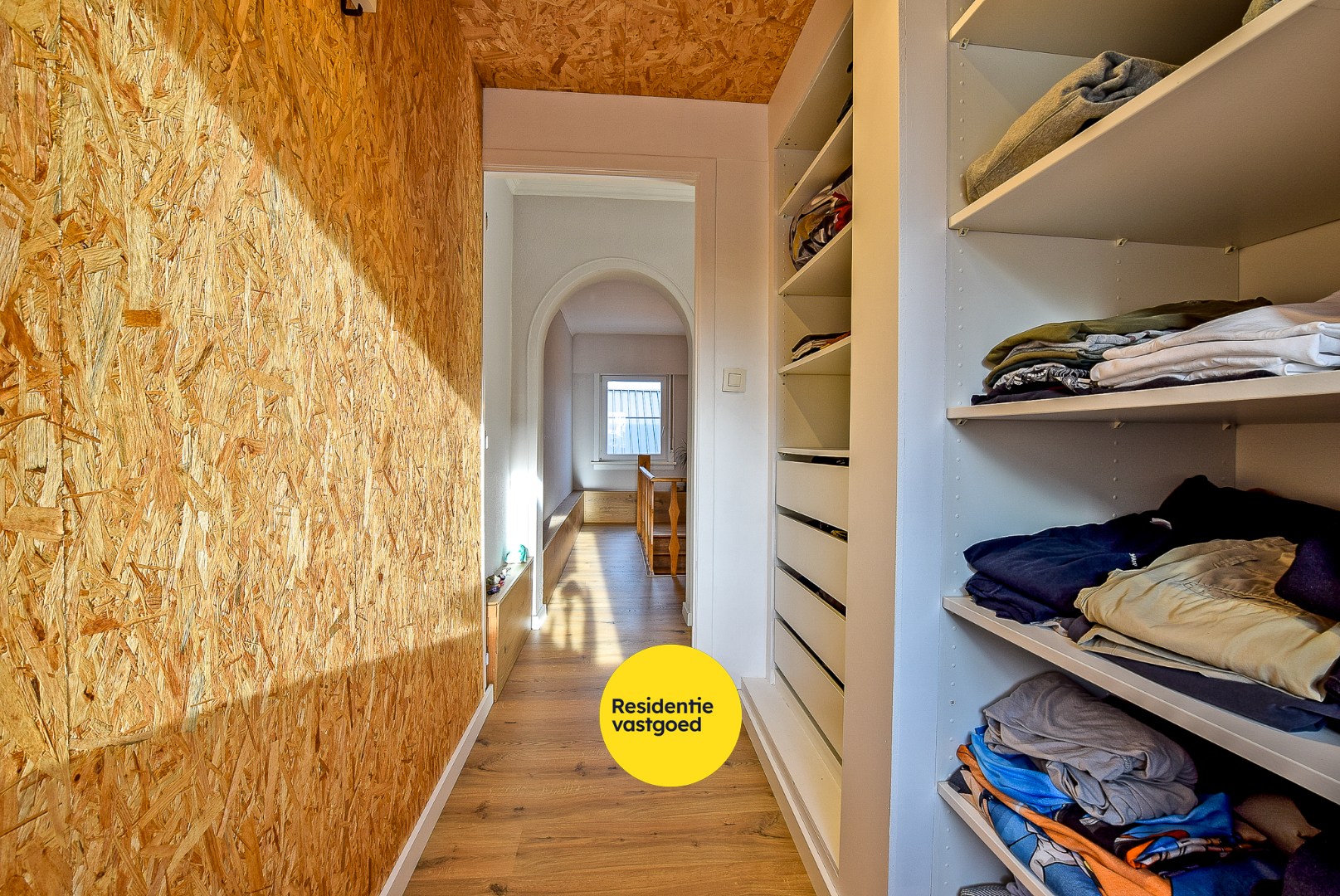 Rustig gelegen gerenoveerde woning op 470 m² te Leke met vergezichten en ruime garage. 