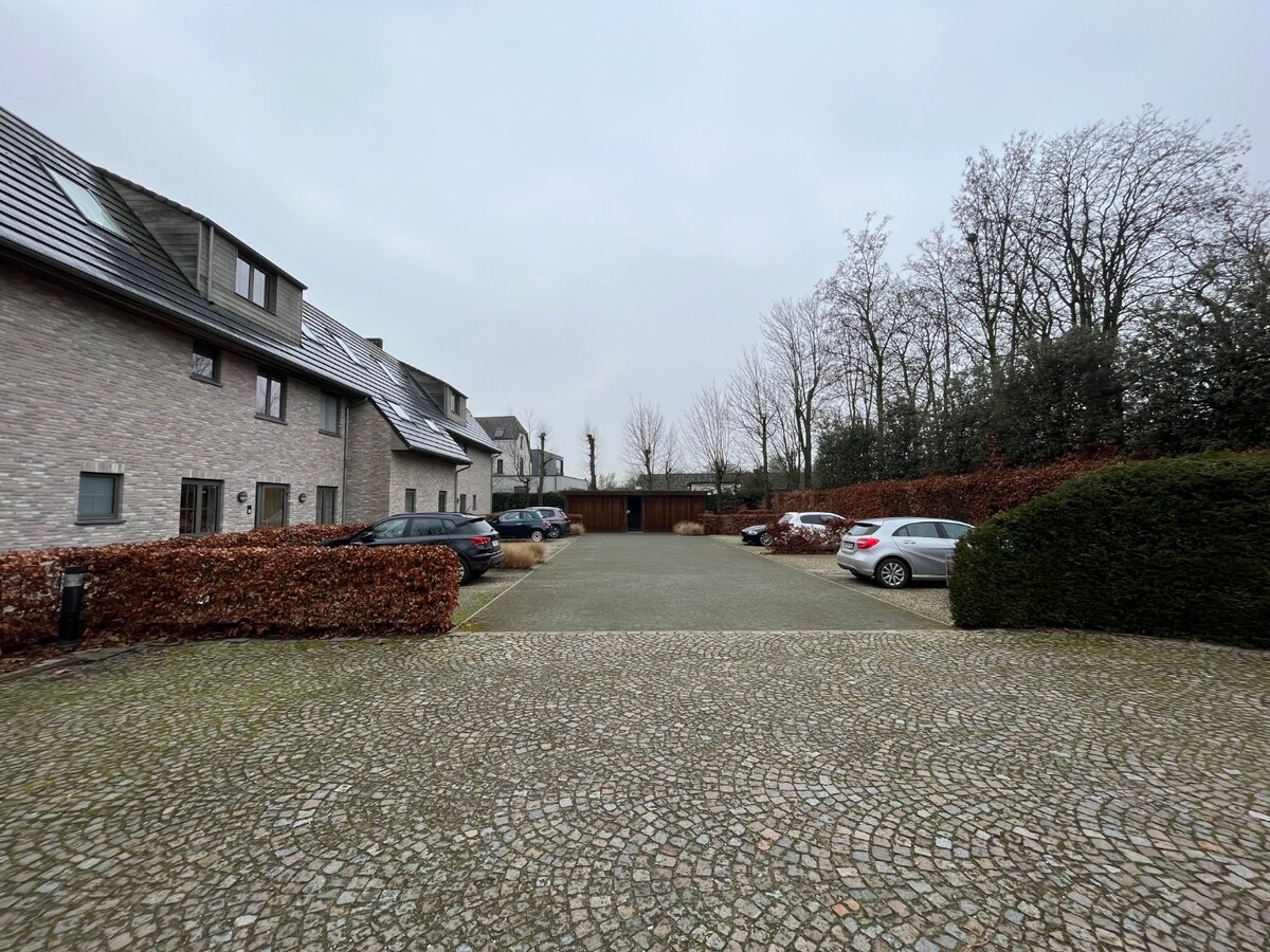 Recent, gelijkvloers 2-slpk-appartement 