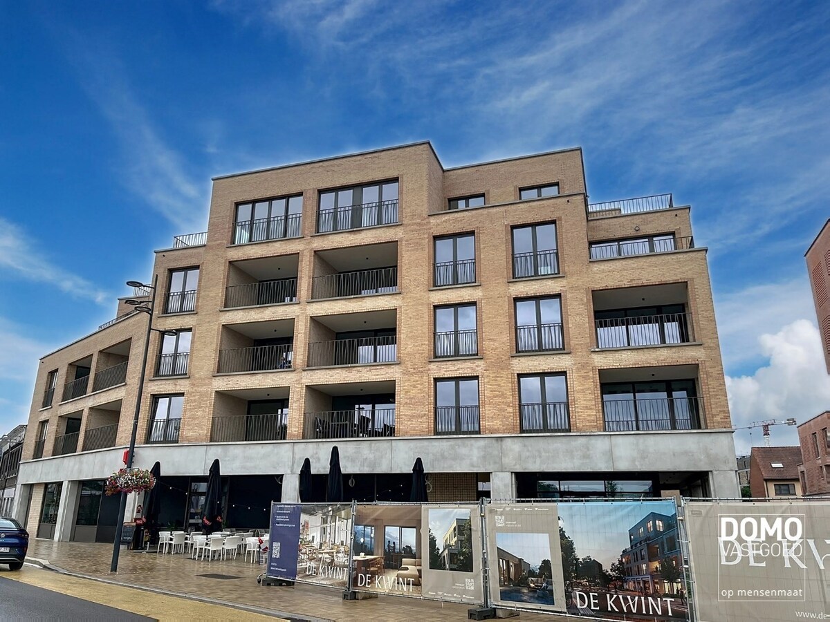 VOLLEDIG AFGEWERKT NIEUWBOUWAPPARTEMENT MET 2 SLAAPKAMERS, TERRAS, ONDERGRONDSE AUTOSTANDPLAATS EN KELDERBERGING IN RESIDENTIE "DE KWINT" TE ZONHOVEN 