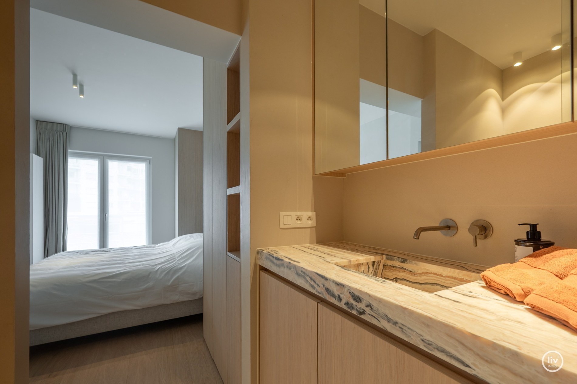 Prachtig gerenoveerd 3 slaapkamerappartement met open zichten gelegen op de Jozef Nellenslaan te Knokke. 