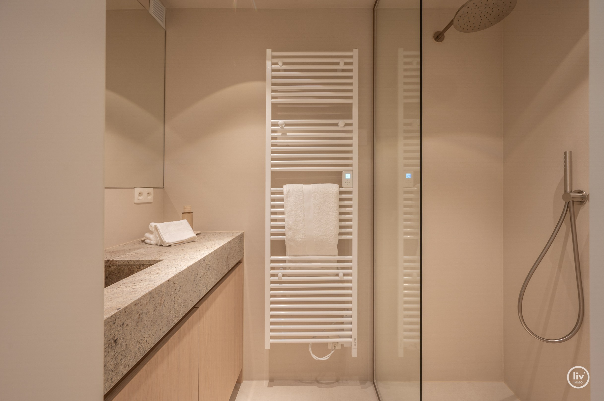 Appartement de luxe entièrement rénové de 3 chambres situé sur l'avenue Parmentier, à proximité de la digue. 