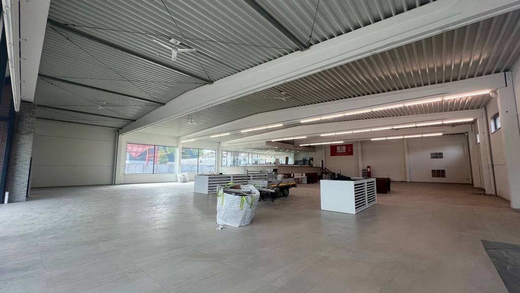 Showroom met kantoor en stockageruimte te huur in de haven van Gent