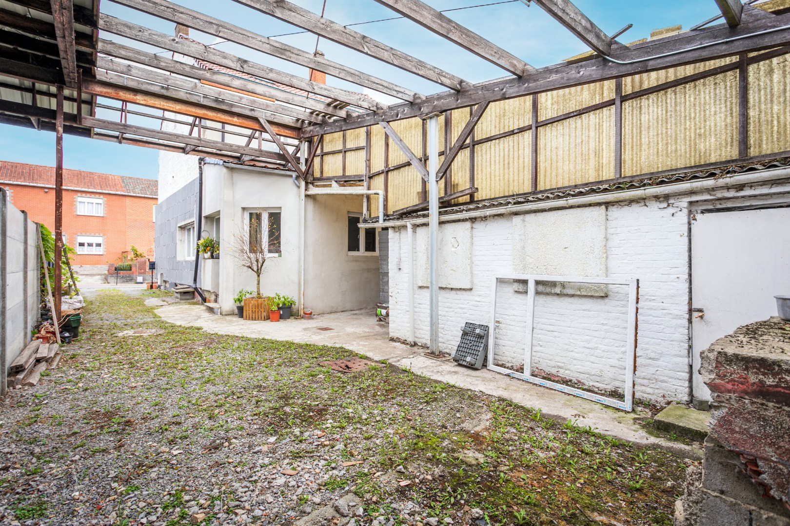 Maison rénové avec 4 chambres et local de stockage 