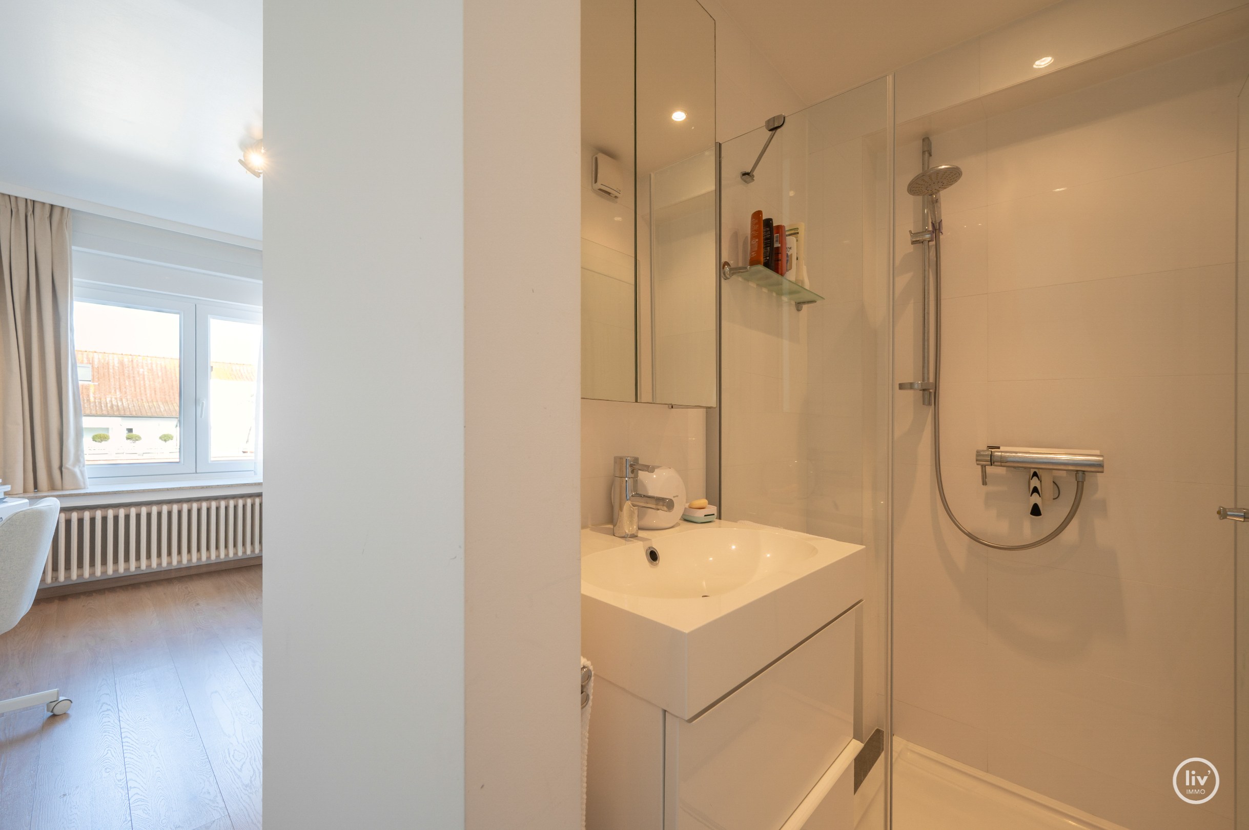 Lichtrijk dakappartement op wandelafstand van de zeedijk-Albertstrand met mogelijkheid tot aankoop van een inpandige garagebox (gelijkvloers). 