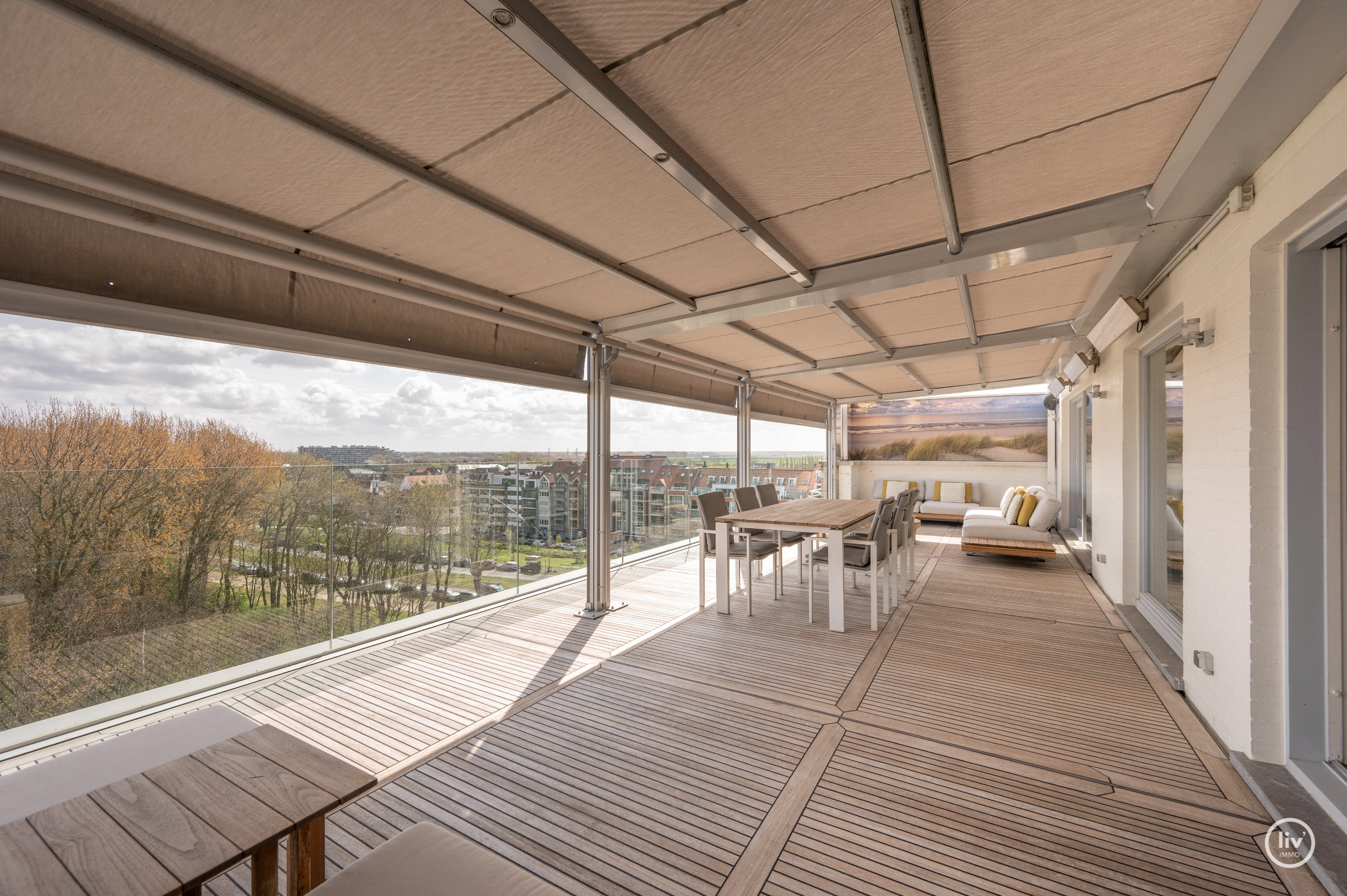 Dit magnifieke duplexappartement combineert uitzonderlijke volumes met adembenemende zichten over zowel de omliggende bossen als de zee. 