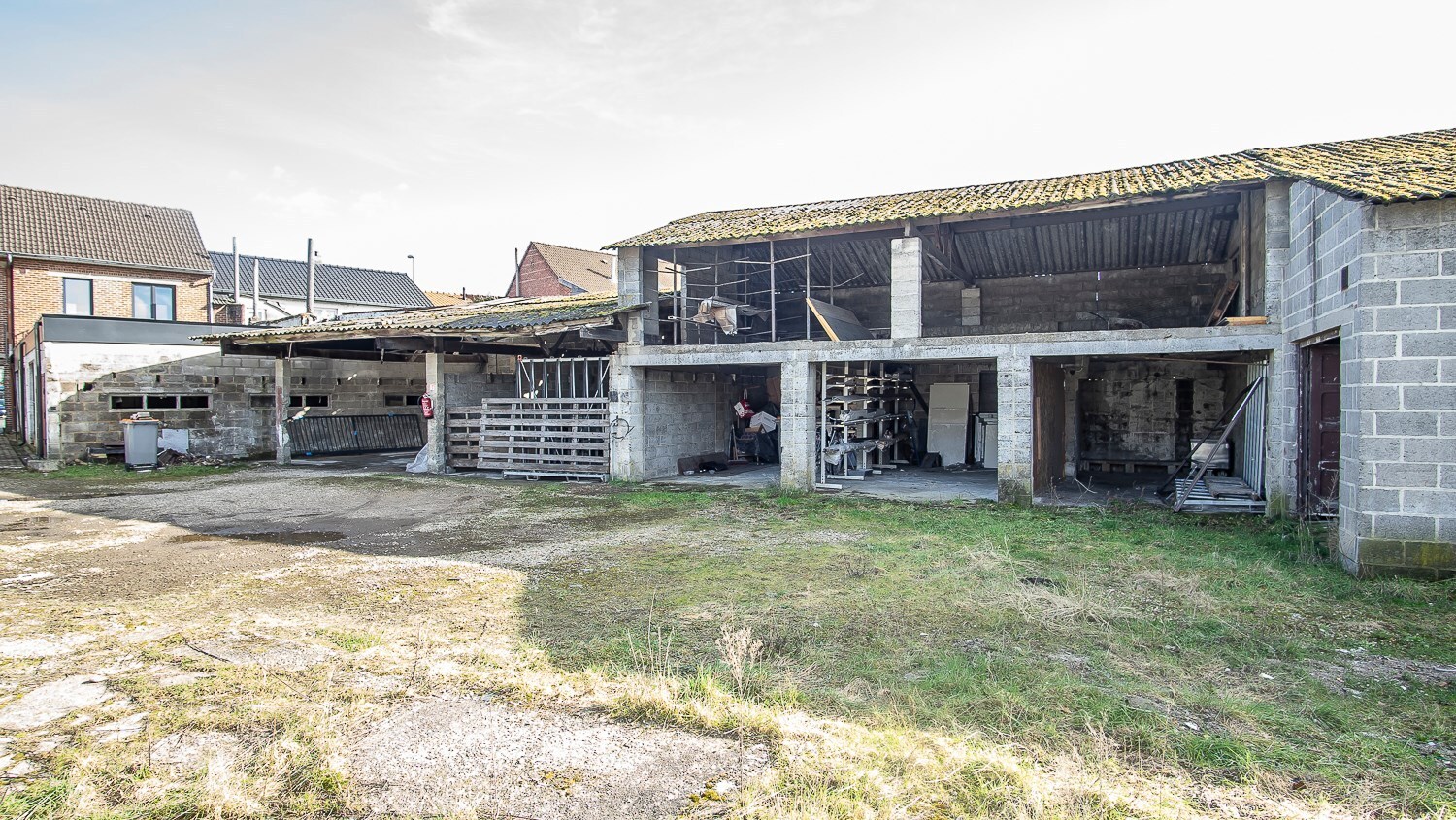 Te renoveren bergruimte + parkeerplaatsen langs doorgangsweg! 