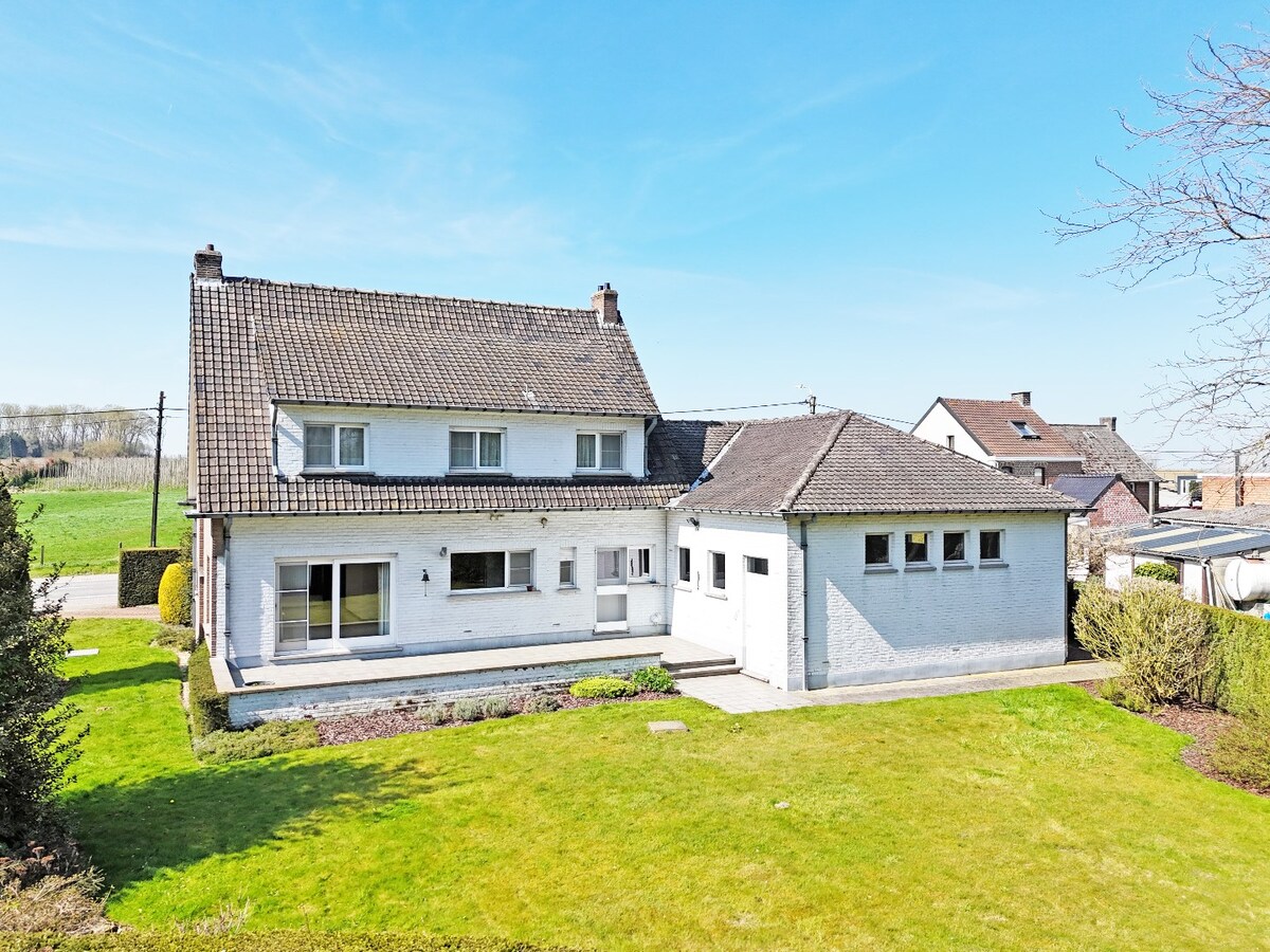 Sixties villa met opslagruimte/garage en zicht op Cotthem 